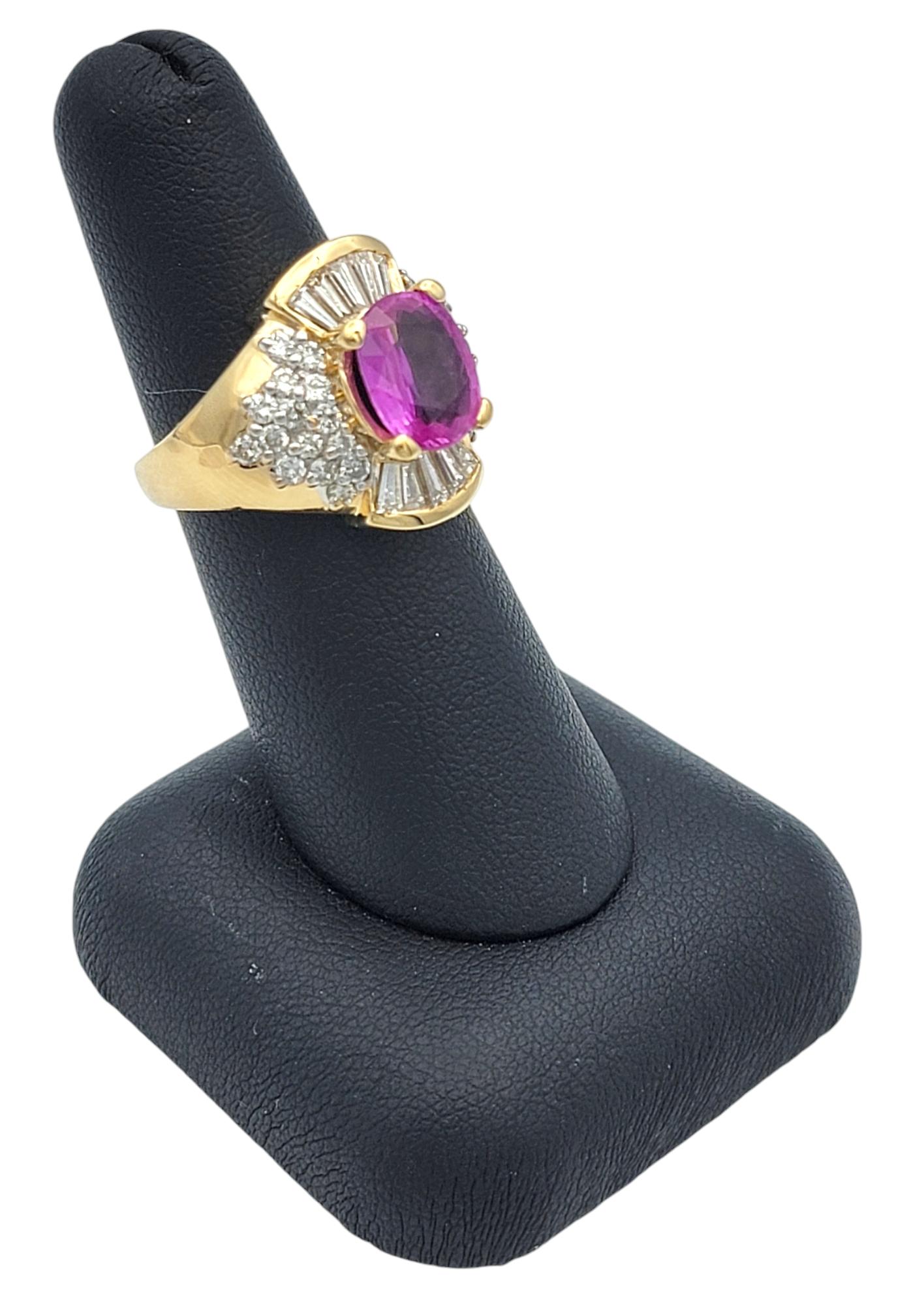 Anillo de Cóctel de Zafiro Rosa Ovalado con Diamantes Baguette y Redondos, Oro de 14 Kilates en venta 4