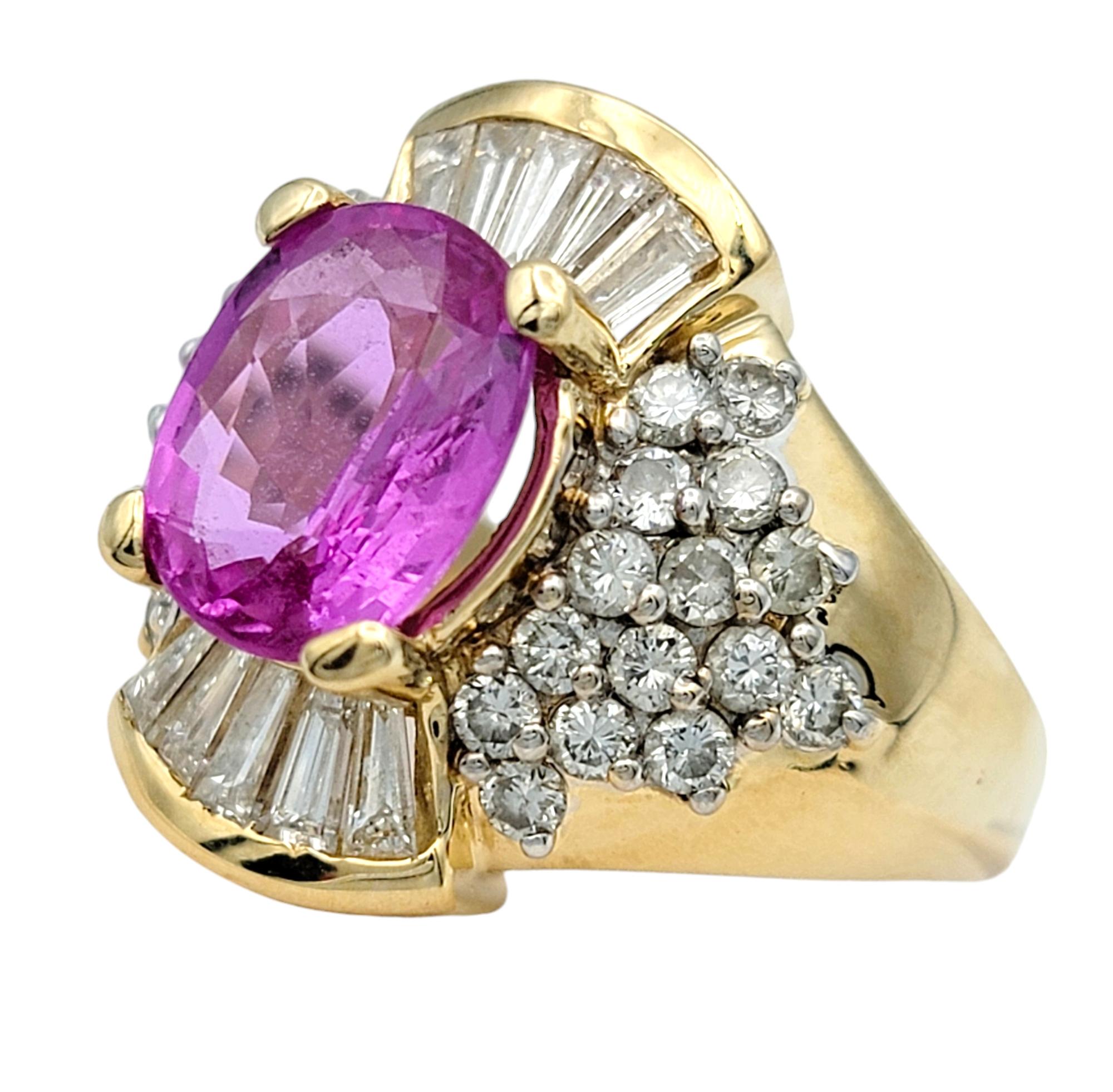 Este impresionante anillo de cóctel de oro amarillo de 14 quilates es una celebración del color vibrante y el diseño sofisticado. En su centro, un impresionante zafiro rosa talla oval de 3,67 quilates llama la atención con su rico tono y brillante