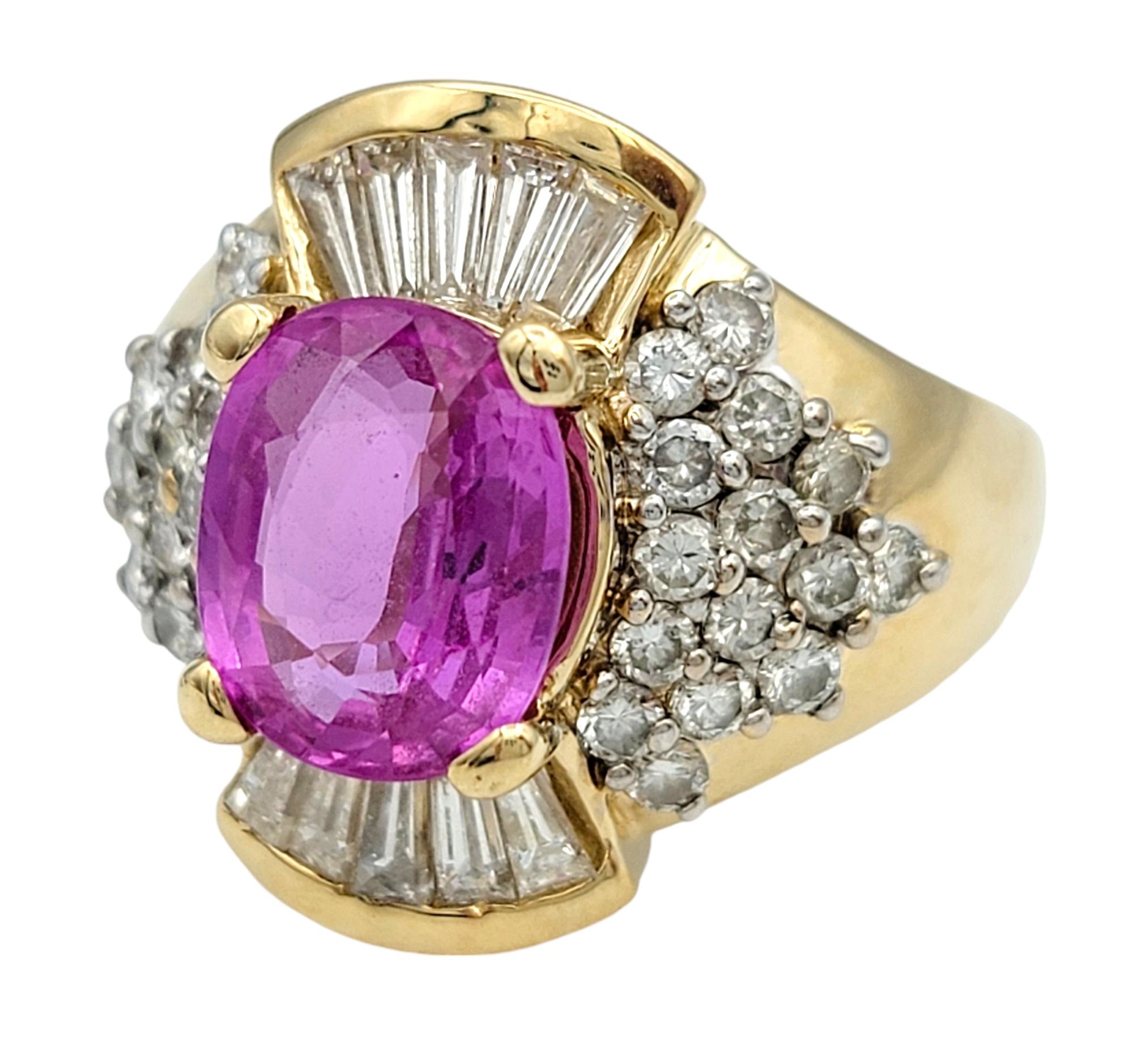 Anillo de Cóctel de Zafiro Rosa Ovalado con Diamantes Baguette y Redondos, Oro de 14 Kilates Contemporáneo en venta