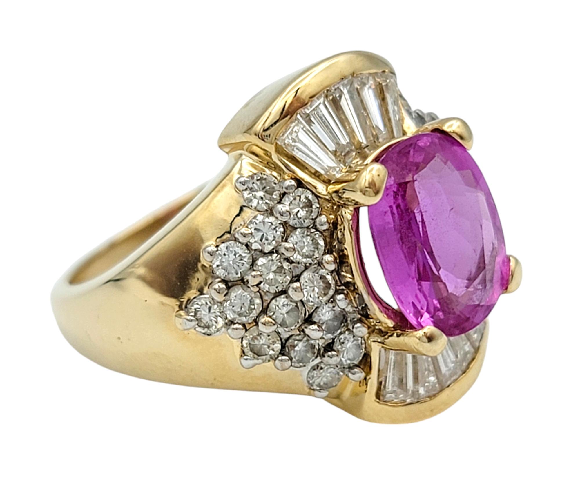 Anillo de Cóctel de Zafiro Rosa Ovalado con Diamantes Baguette y Redondos, Oro de 14 Kilates Corte oval en venta