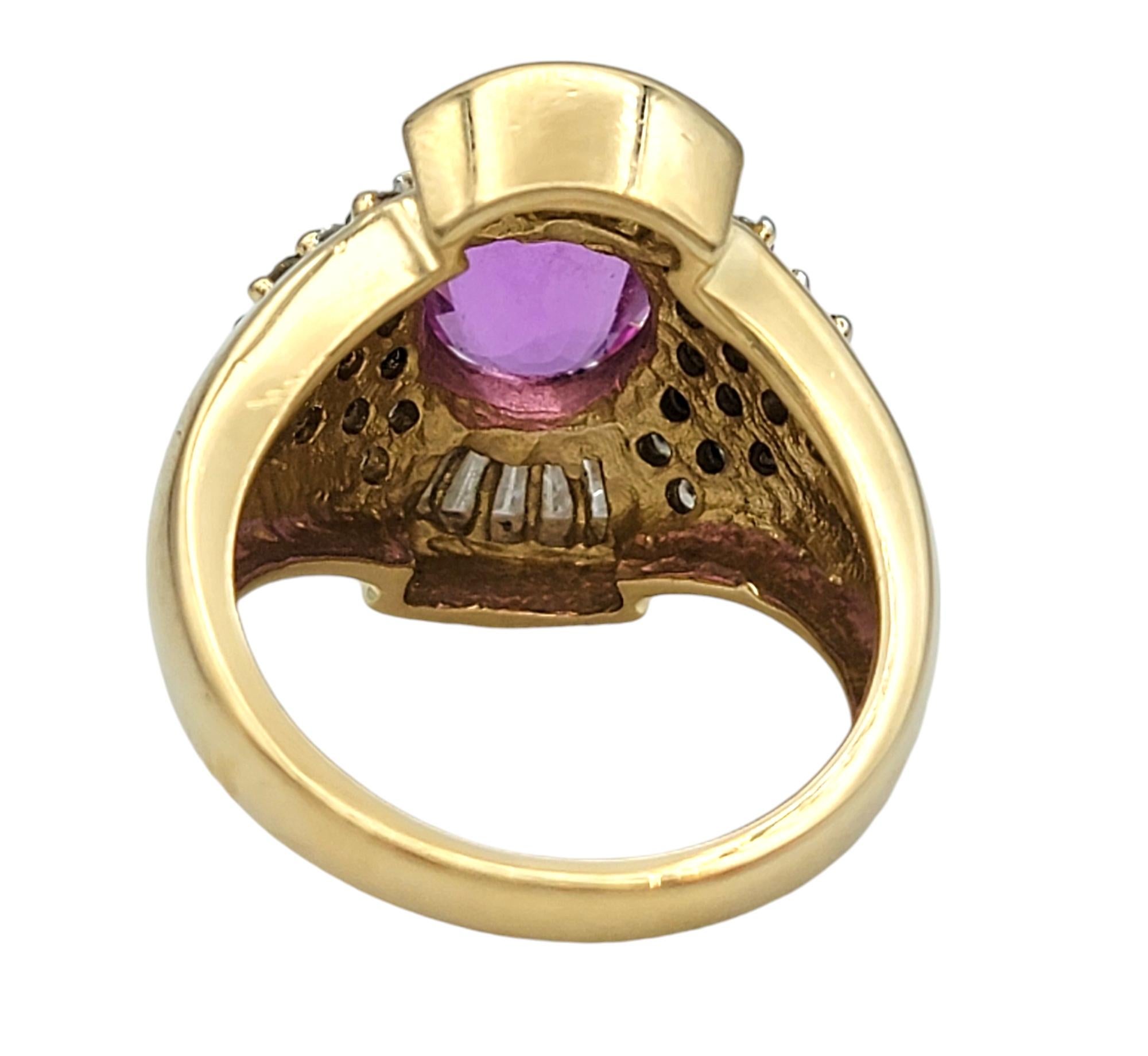 Anillo de Cóctel de Zafiro Rosa Ovalado con Diamantes Baguette y Redondos, Oro de 14 Kilates en Bueno estado para la venta en Scottsdale, AZ