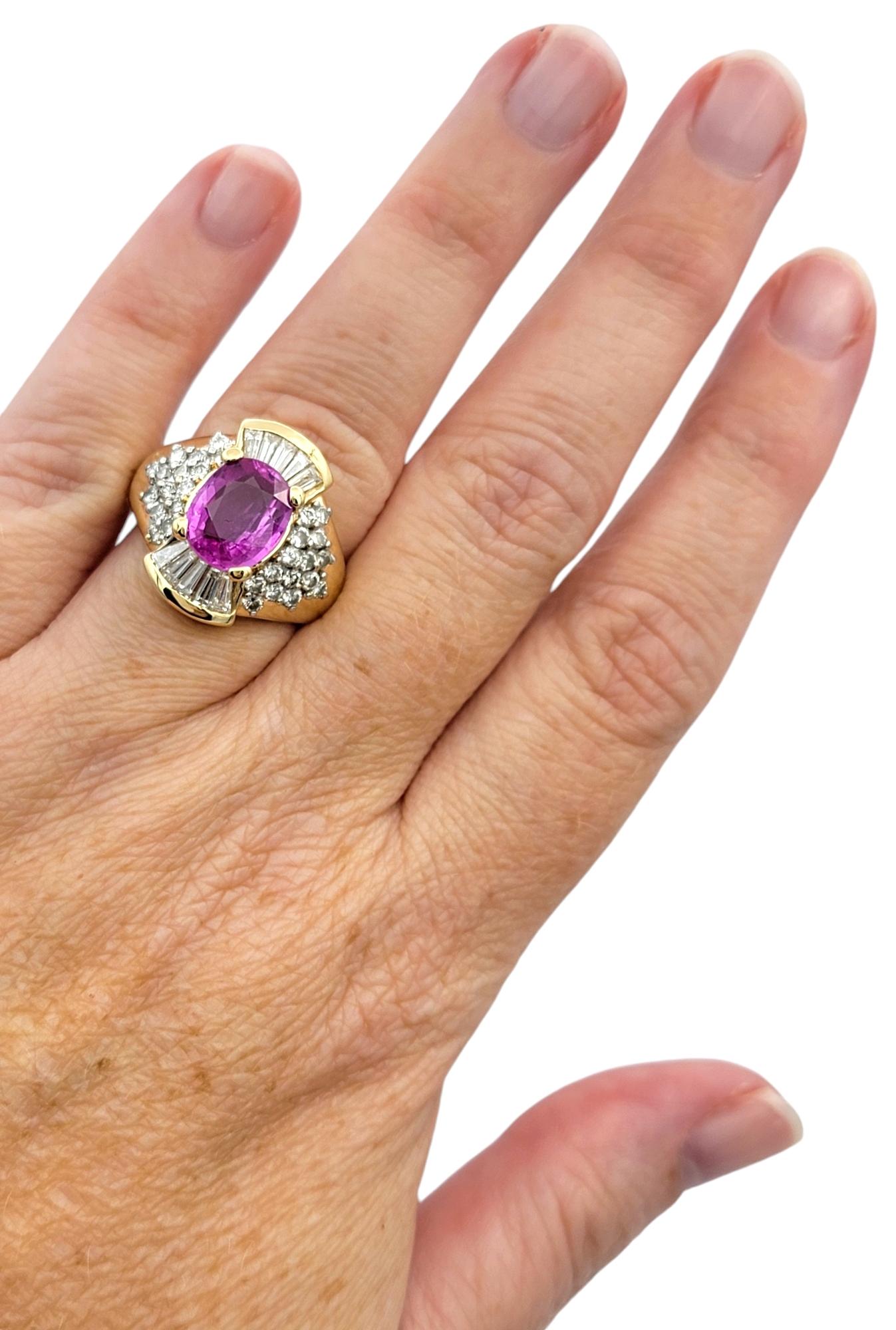 Anillo de Cóctel de Zafiro Rosa Ovalado con Diamantes Baguette y Redondos, Oro de 14 Kilates en venta 1
