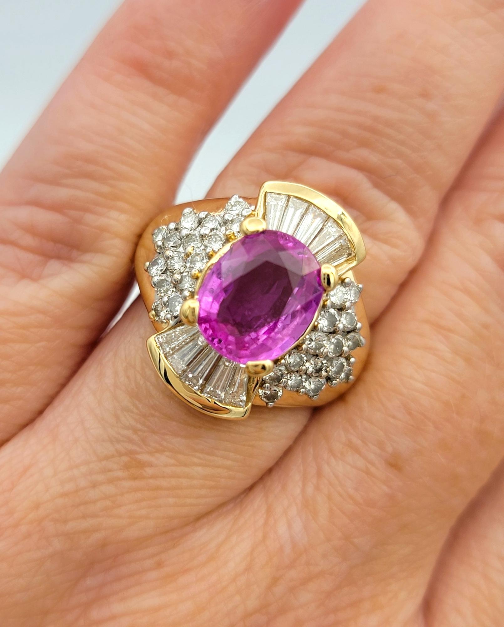 Anillo de Cóctel de Zafiro Rosa Ovalado con Diamantes Baguette y Redondos, Oro de 14 Kilates en venta 2