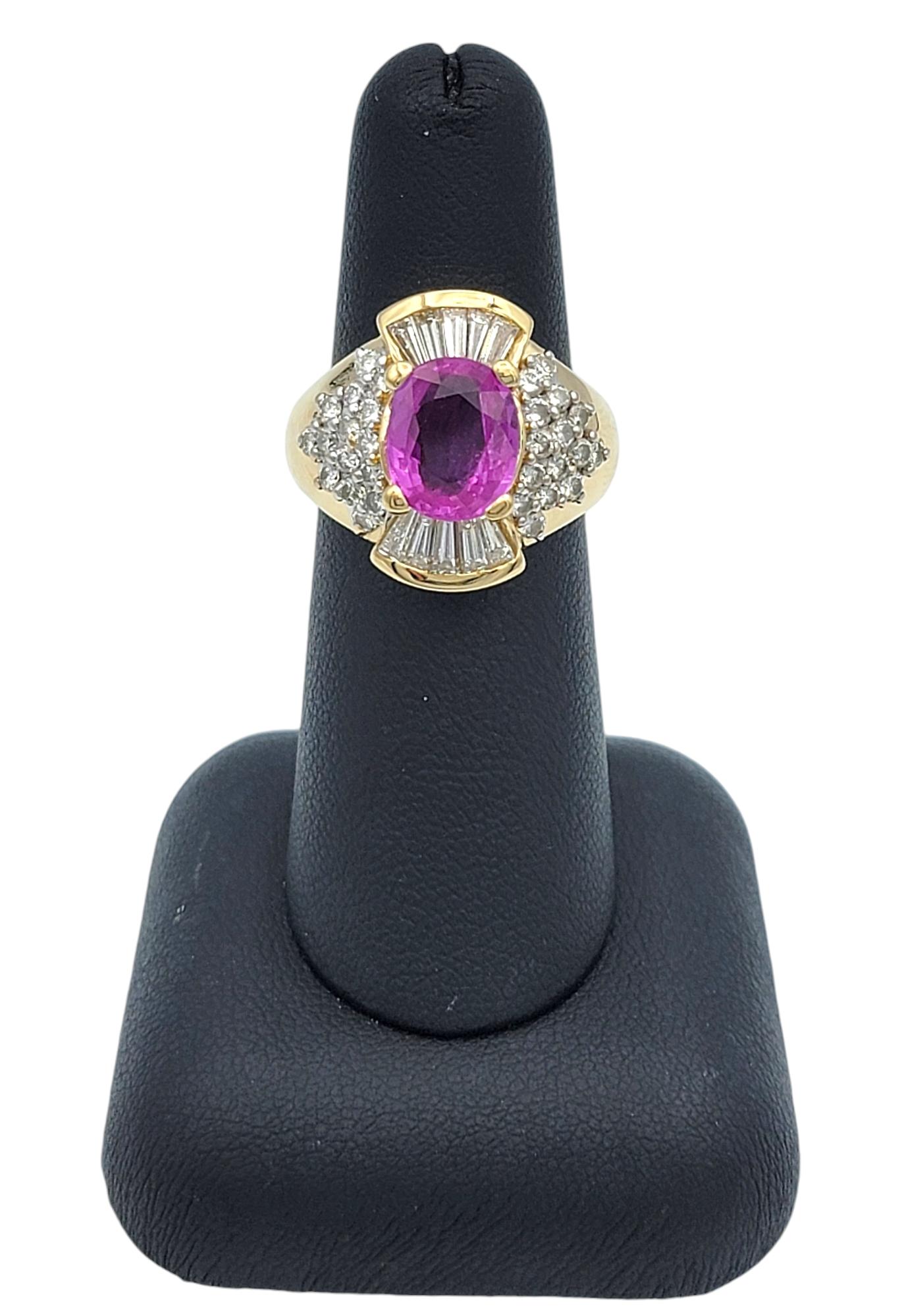 Anillo de Cóctel de Zafiro Rosa Ovalado con Diamantes Baguette y Redondos, Oro de 14 Kilates en venta 3