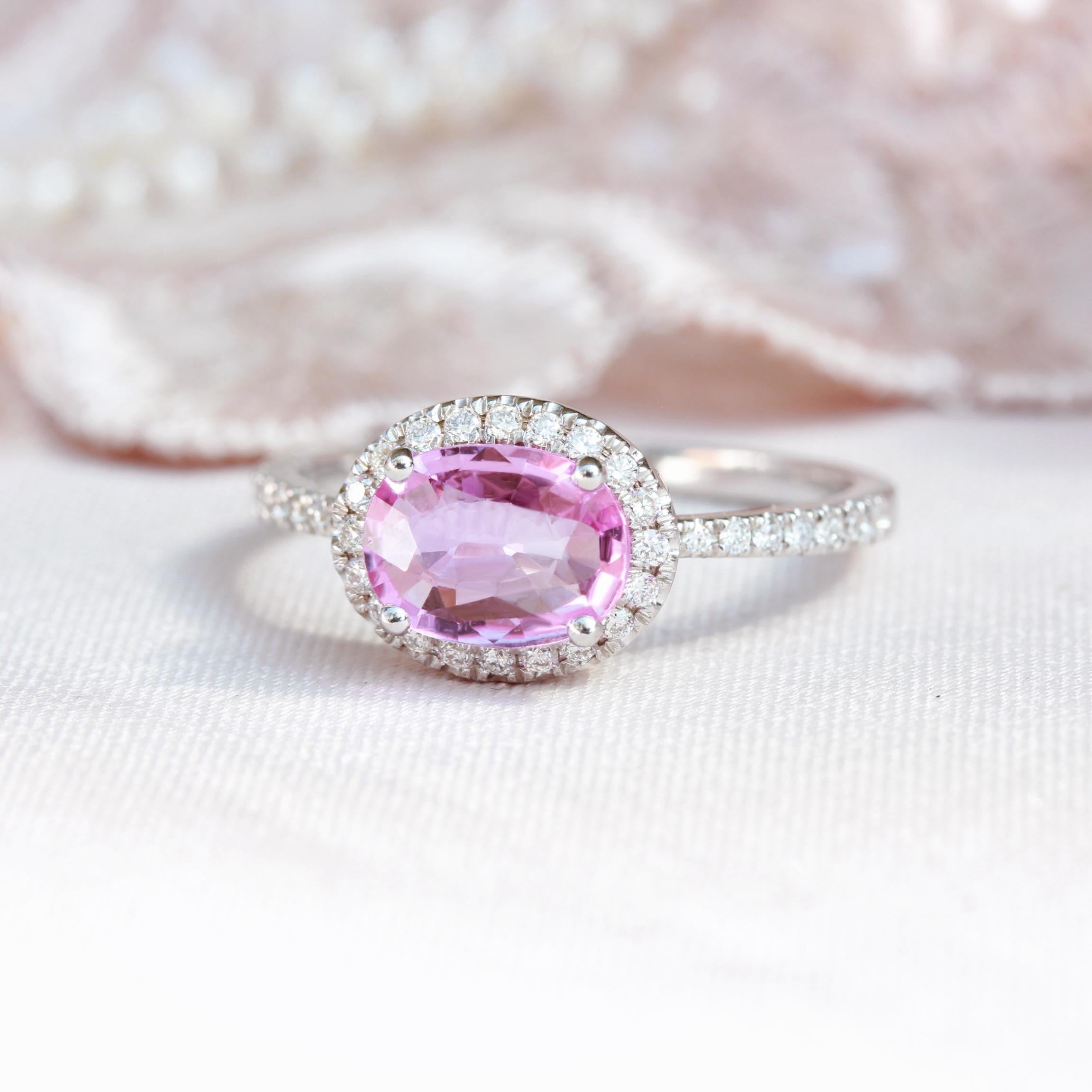 Verlobungsring ' Efeu' aus 14k Weißgold mit ovalem rosa Saphir und Diamant-Halo Damen im Angebot
