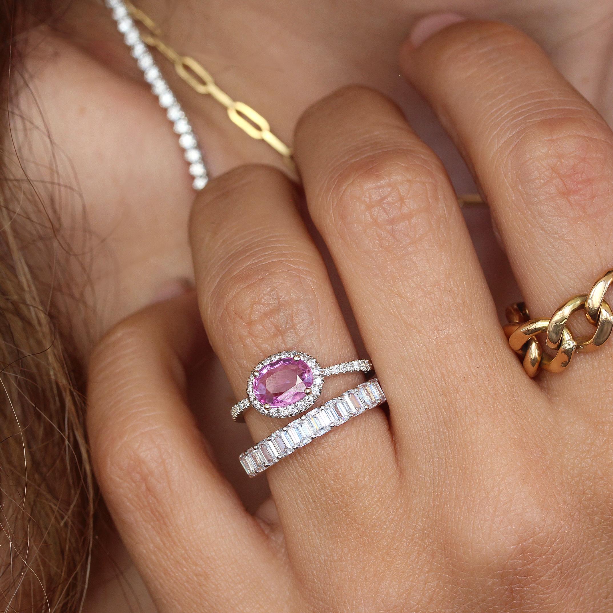 Bague de fiançailles « Ivy » en or blanc 14 carats avec saphir rose ovale et halo de diamants en vente 1