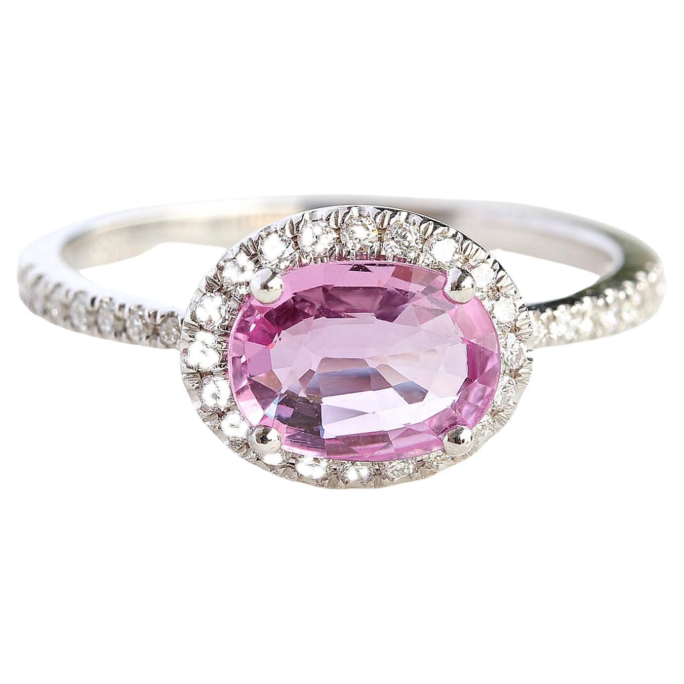 Verlobungsring ' Efeu' aus 14k Weißgold mit ovalem rosa Saphir und Diamant-Halo im Angebot