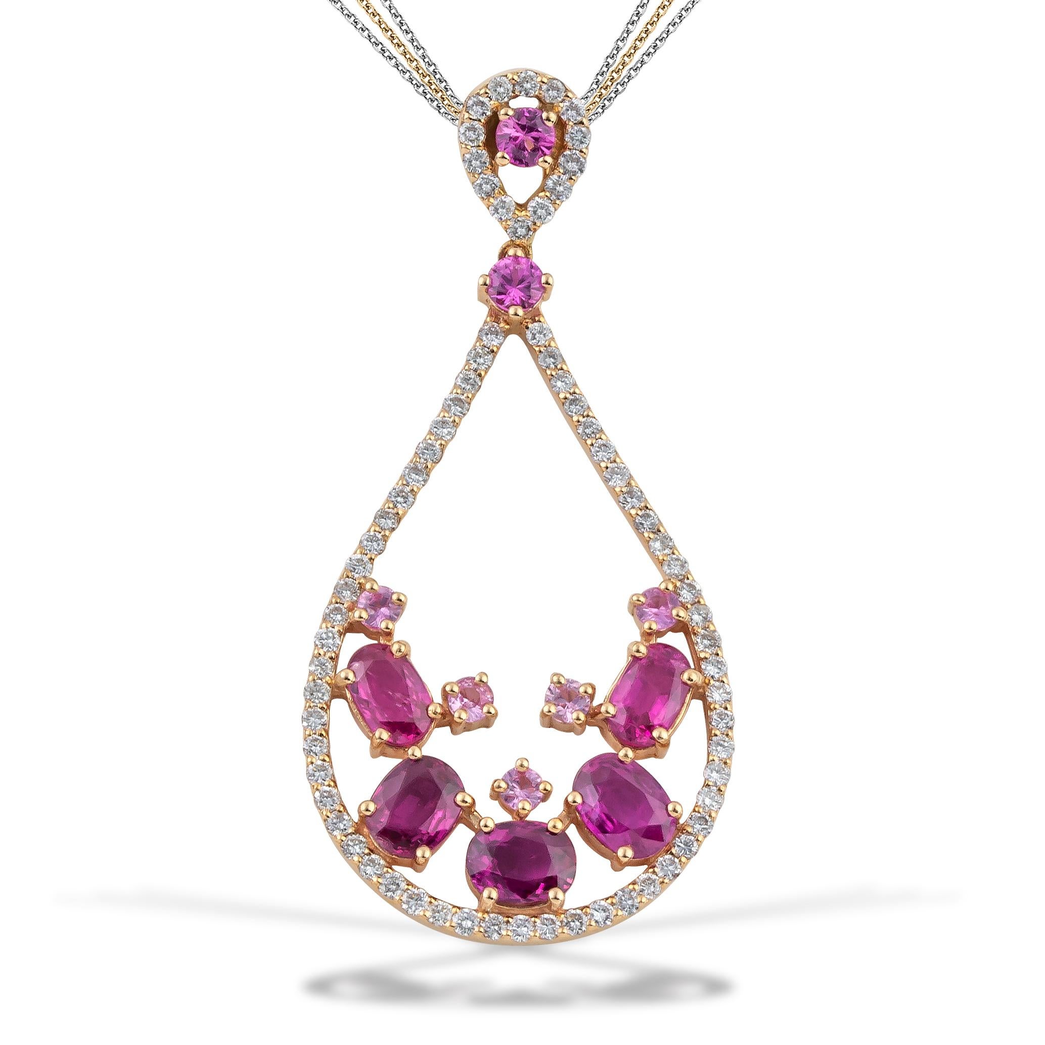 Ovaler rosafarbener Saphirtropfen - birnenförmiger Anhänger - Halskette, in 18kt Rose Gold mit weißen Pave-Diamanten . Dieses rosafarbene Saphirschmuckstück wird mit einer Multikette geliefert (1x Roségold und 2x Weißgold mit Diamantschliff). Diese
