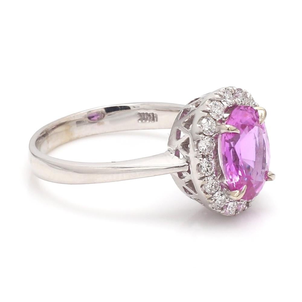 Bague en saphir rose ovale avec accents de diamants Excellent état - En vente à Scottsdale, AZ