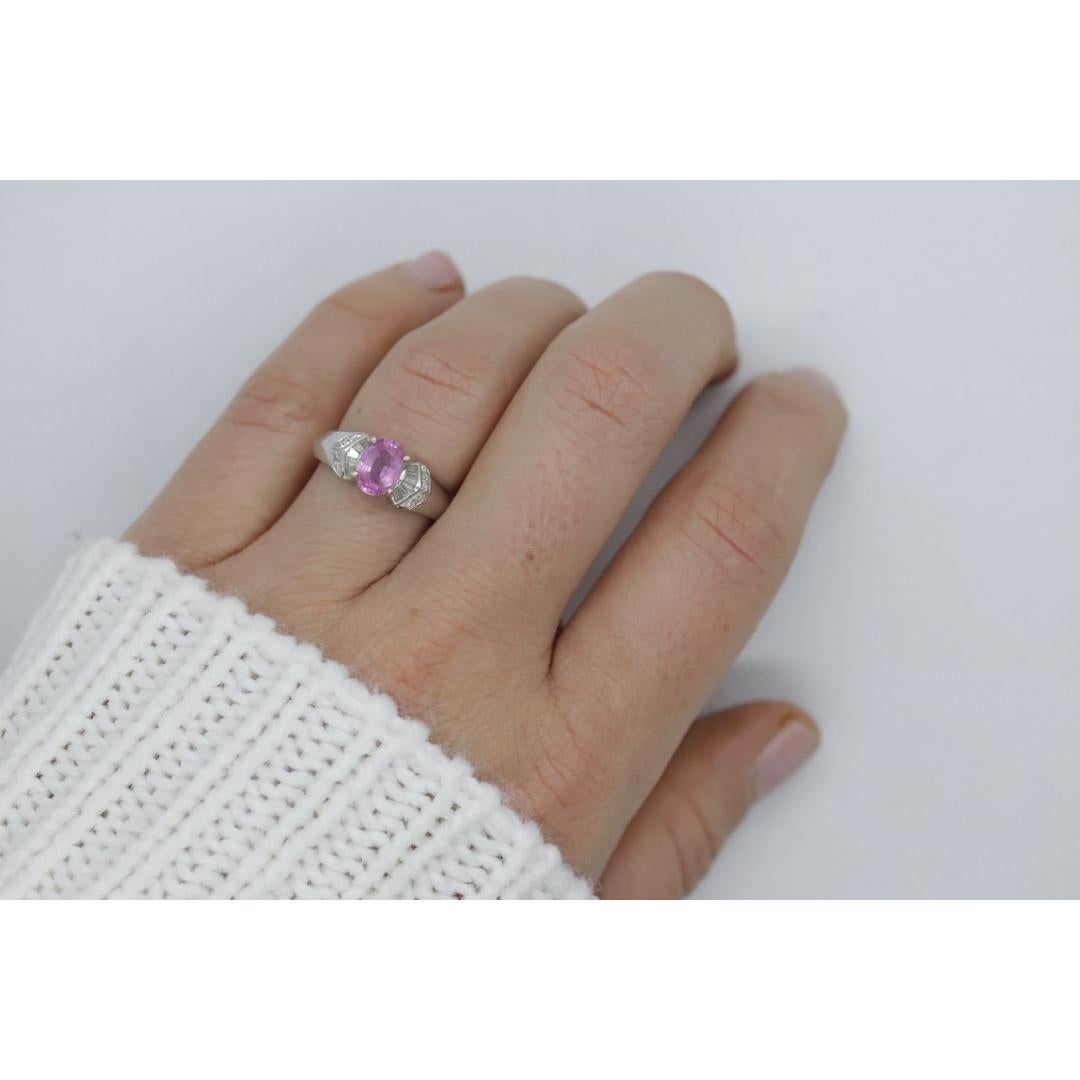 Vintage By
Größe: 6 US
MATERIALIEN: Stein
Edelstein: Saphir
Farbe des Edelsteins: Rosa

Bandfarbe: Weiß

Über diesen Artikel

5 x 7 mm großer ovaler rosa Saphir.
Runde und Baguette-Diamanten mit einem Gesamtgewicht von <0,15ctw
3,4 Gramm