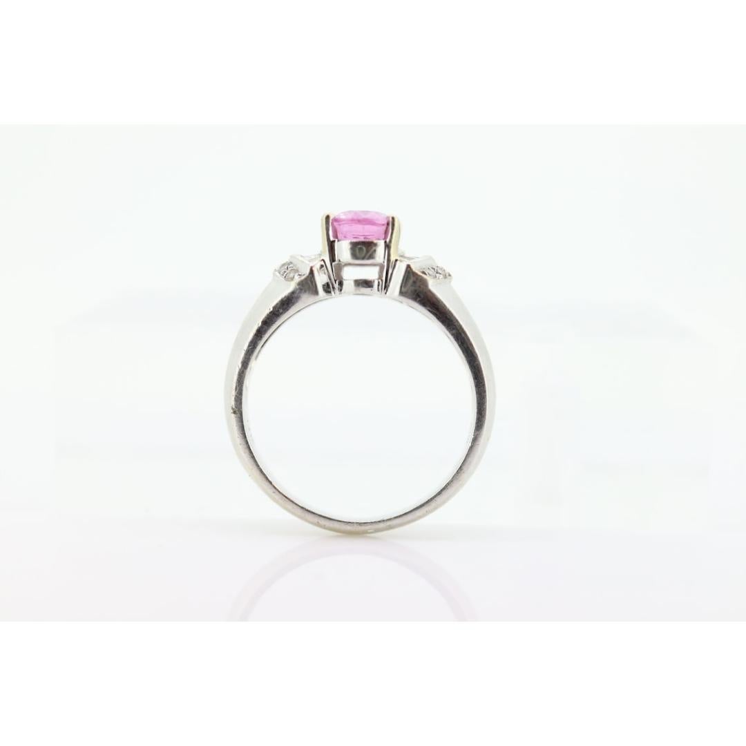 Solitär mit ovalem rosa Saphir Solitär. 14k Weißgold mit Diamant melees im Angebot 1