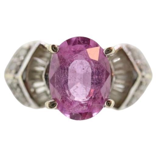 Zafiro rosa ovalado solitario. Oro blanco de 14k con melees de diamantes