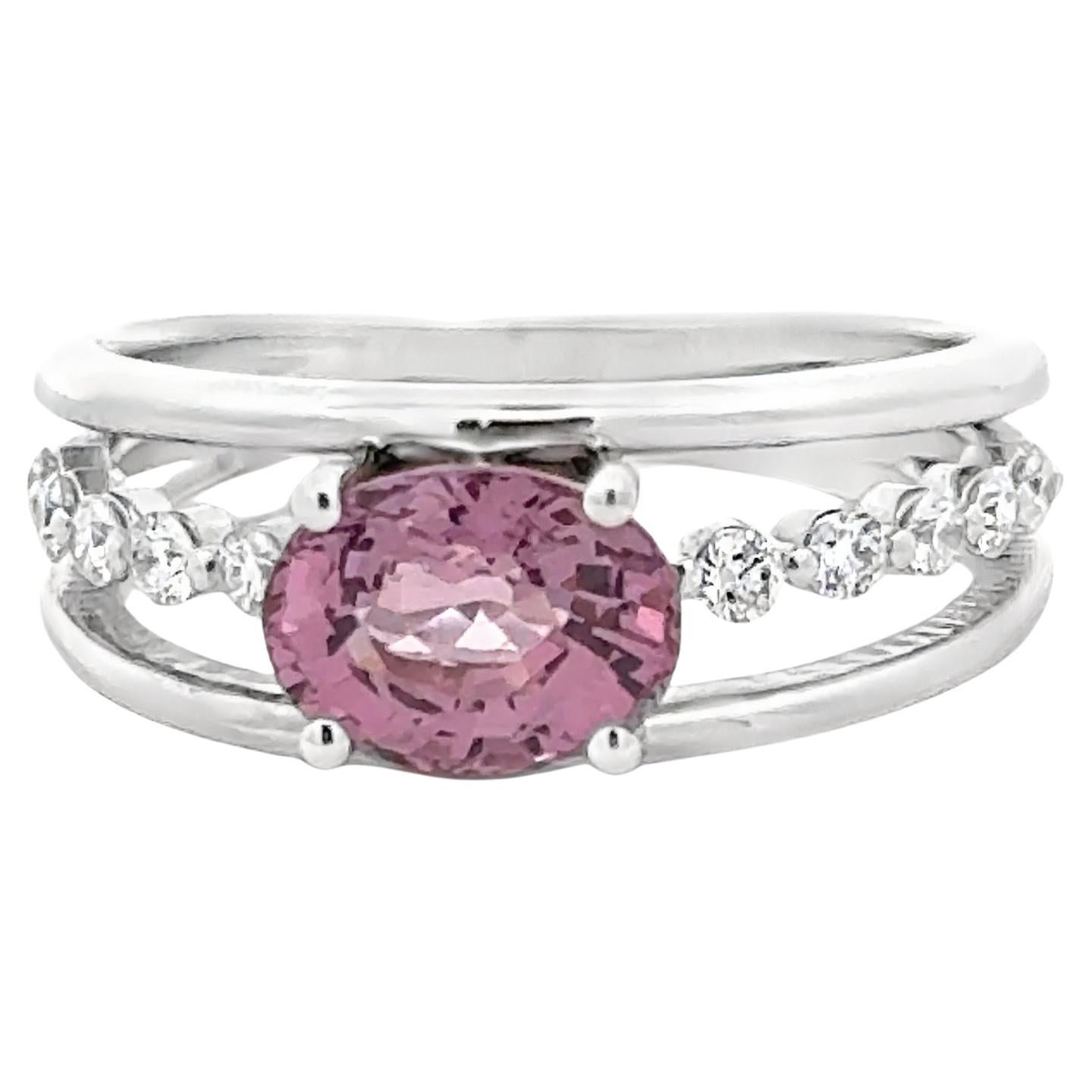 Anello da cocktail ovale con spinello rosa e diamante in oro bianco 14 carati