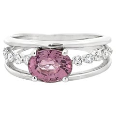 Anillo de cóctel ovalado de oro blanco de 14 quilates con espinela rosa y diamante