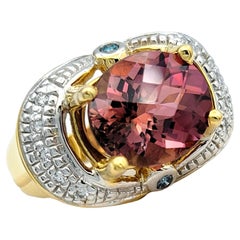 Ovaler rosa Turmalin und Diamant-Halo-Ring aus 14 Karat Weiß- und Gelbgold