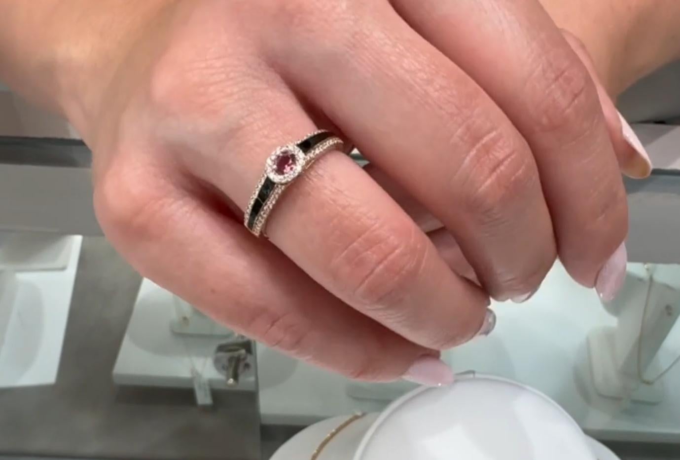 Ovaler rosa Turmalin aus 14 Karat Roségold mit schwarzer Emaille und Halo-Diamanten im Zustand „Neu“ im Angebot in Old Tappan, NJ