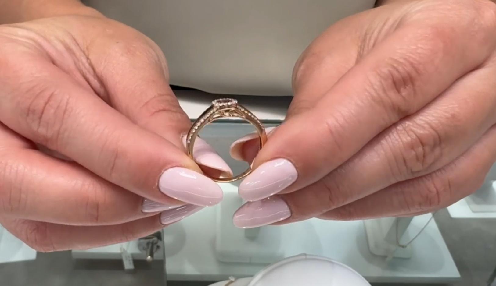Ovaler rosa Turmalin aus 14 Karat Roségold mit schwarzer Emaille und Halo-Diamanten im Angebot 2
