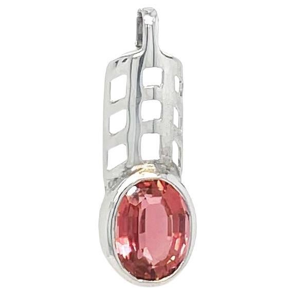 Ce pendentif est unique en son genre ! Ce collier unique, serti d'un chaton, est orné d'une tourmaline rose de forme ovale. La tourmaline rose a un poids total en carats de 3,65 environ. Une couleur rose rougeâtre aux tons chauds et un design