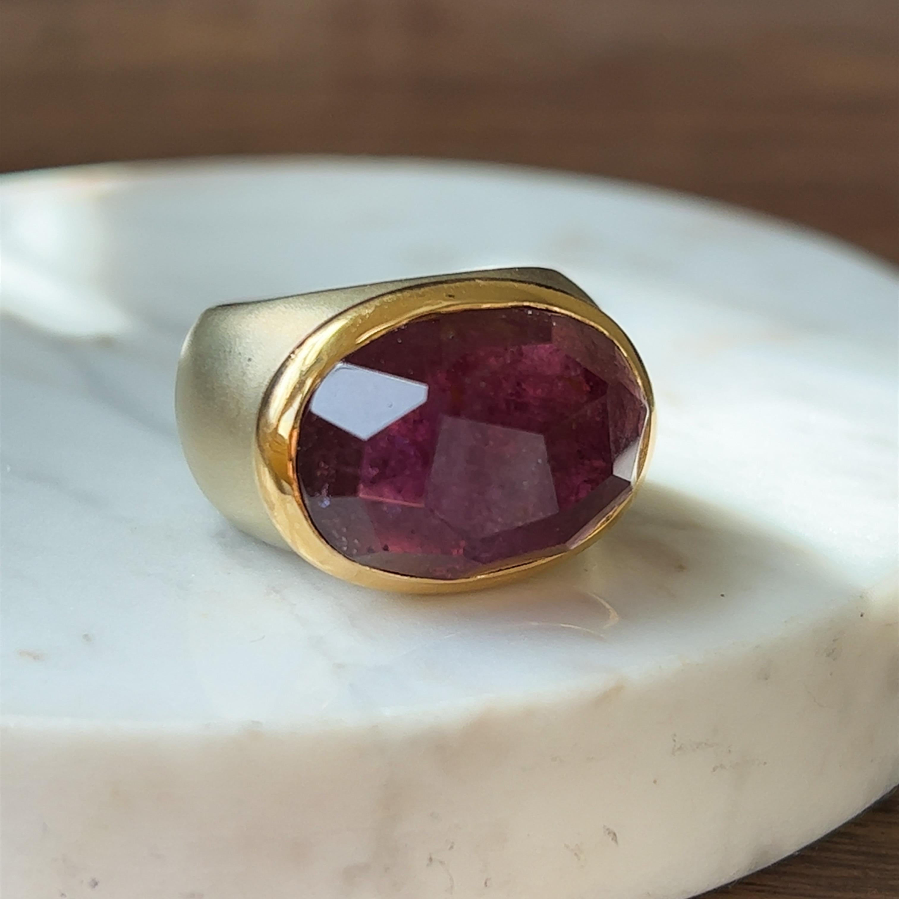 Oval Pink Tourmaline Ring in 18K Yellow Gold by Pomellato 6