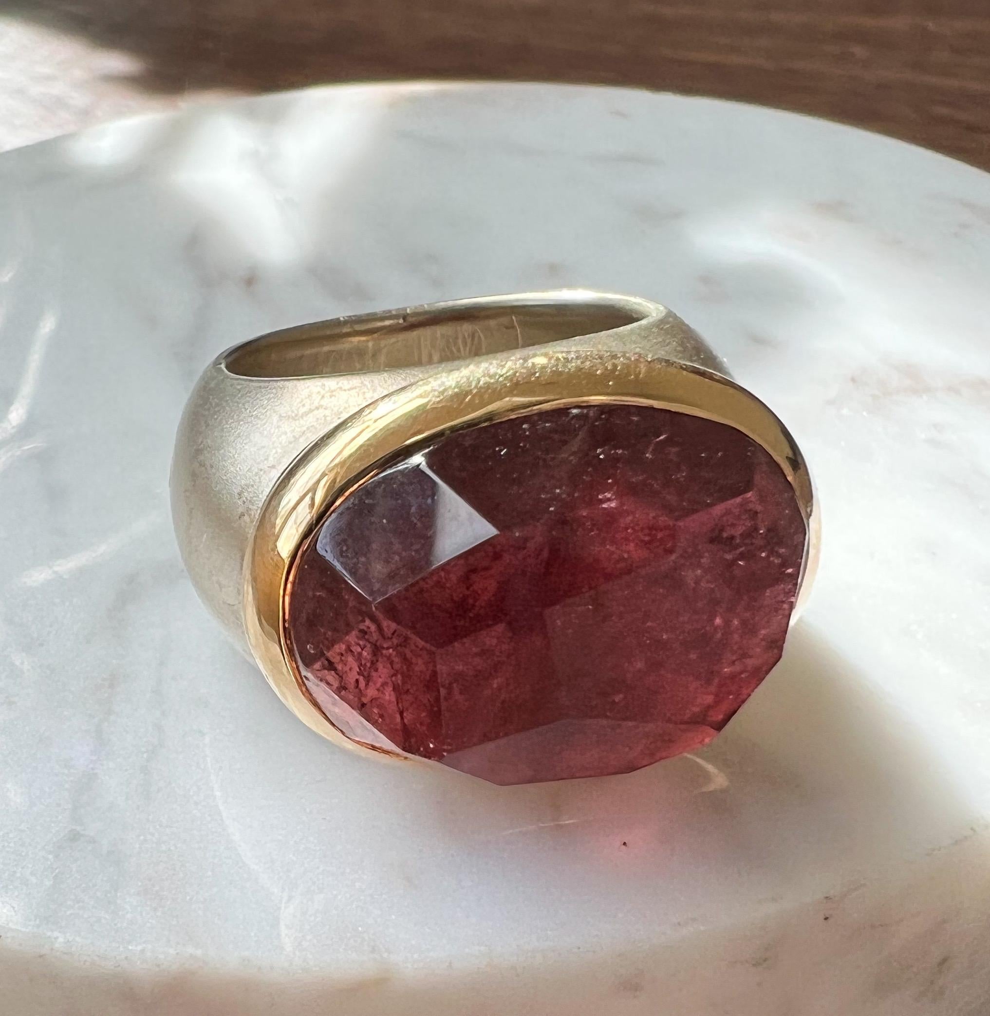 
 One Oval Pink Tourmaline Ring in 18 karat yellow gold by Pomellato features an 18x13mm oval-shaped faceted pink tourmaline in a bezel setting. The top of the ring measures 15.85mm and tapers to 8.68mm at the bottom of the shank and is 11.22mm