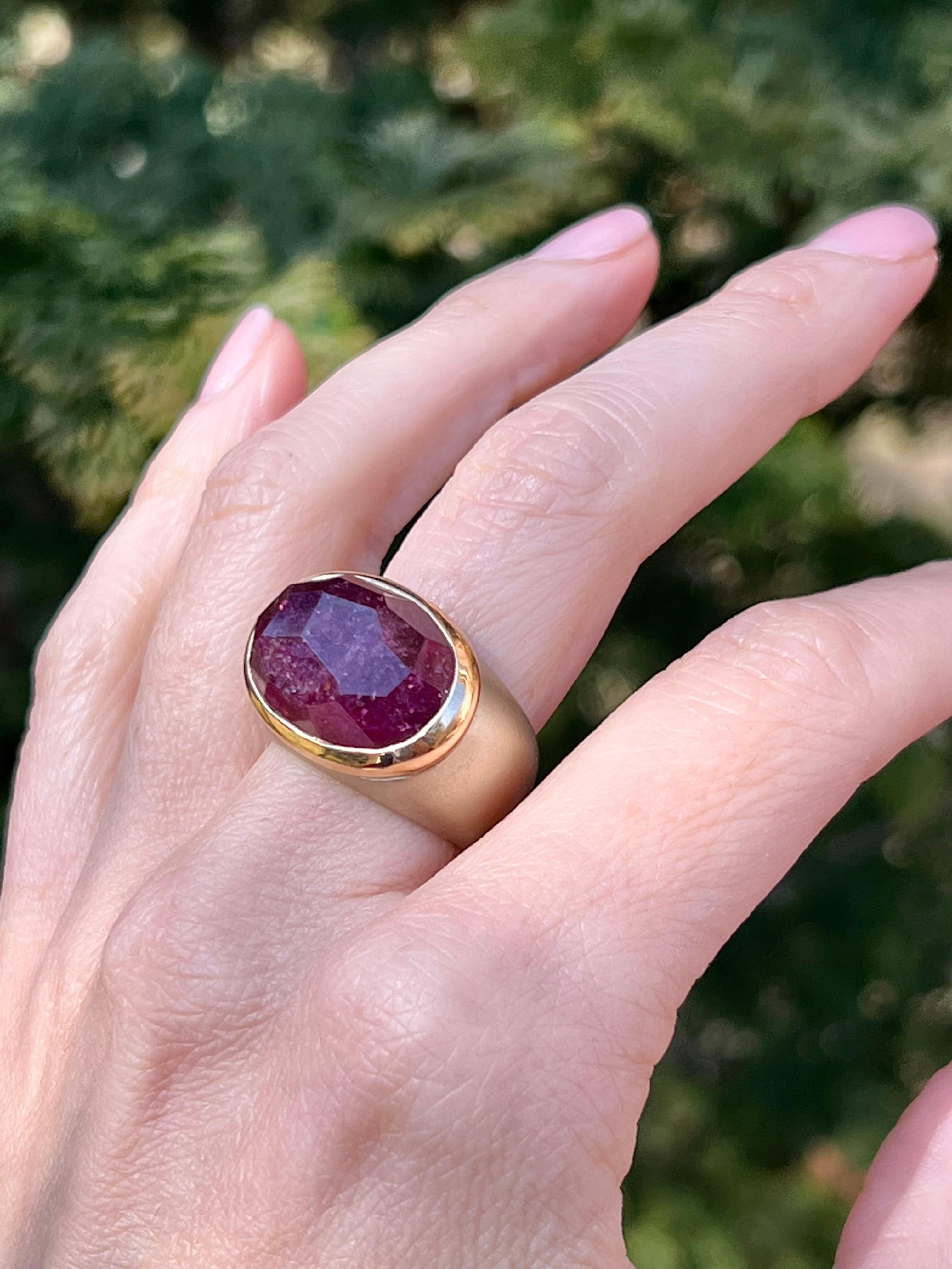 Women's or Men's Oval Pink Tourmaline Ring in 18K Yellow Gold by Pomellato