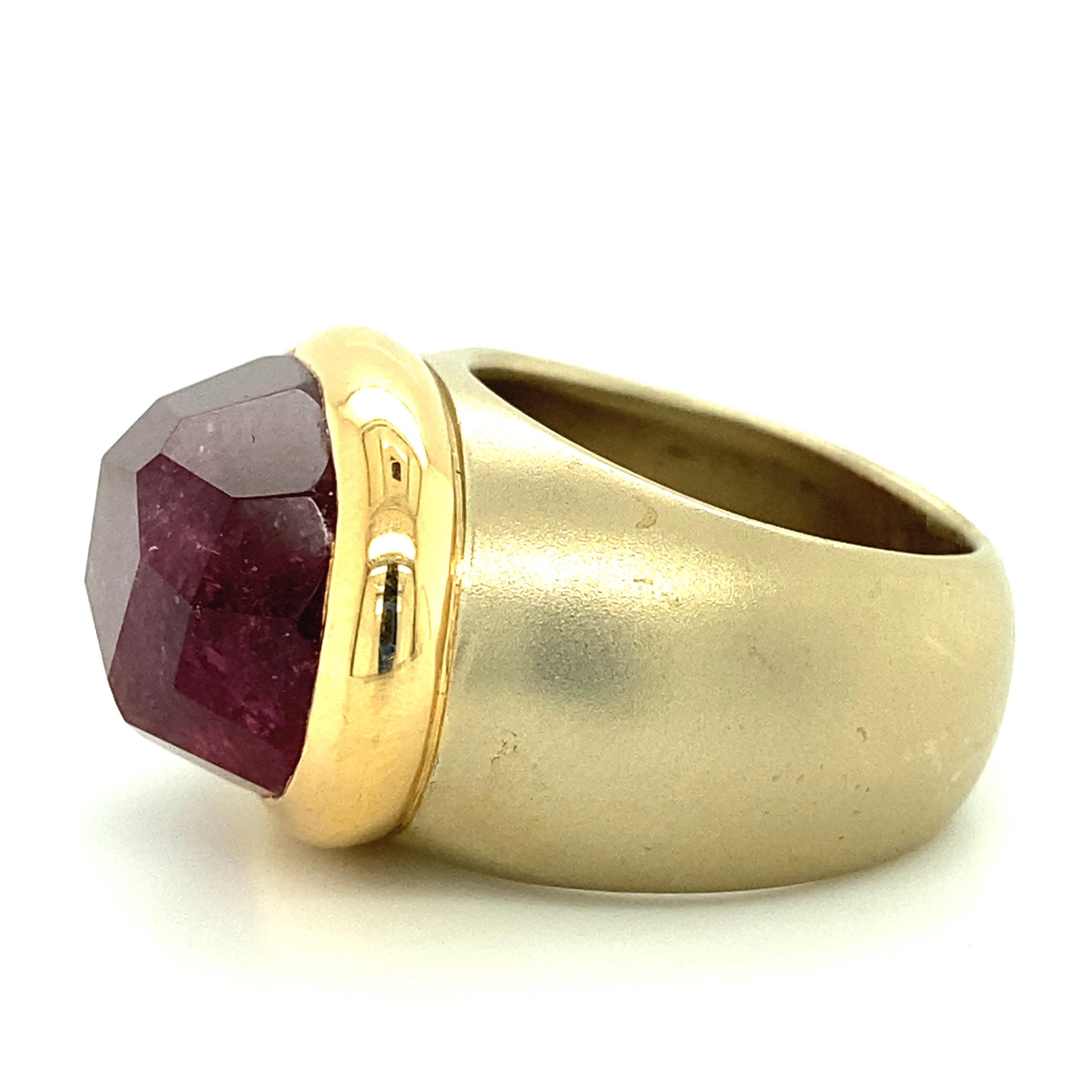 Oval Pink Tourmaline Ring in 18K Yellow Gold by Pomellato 3