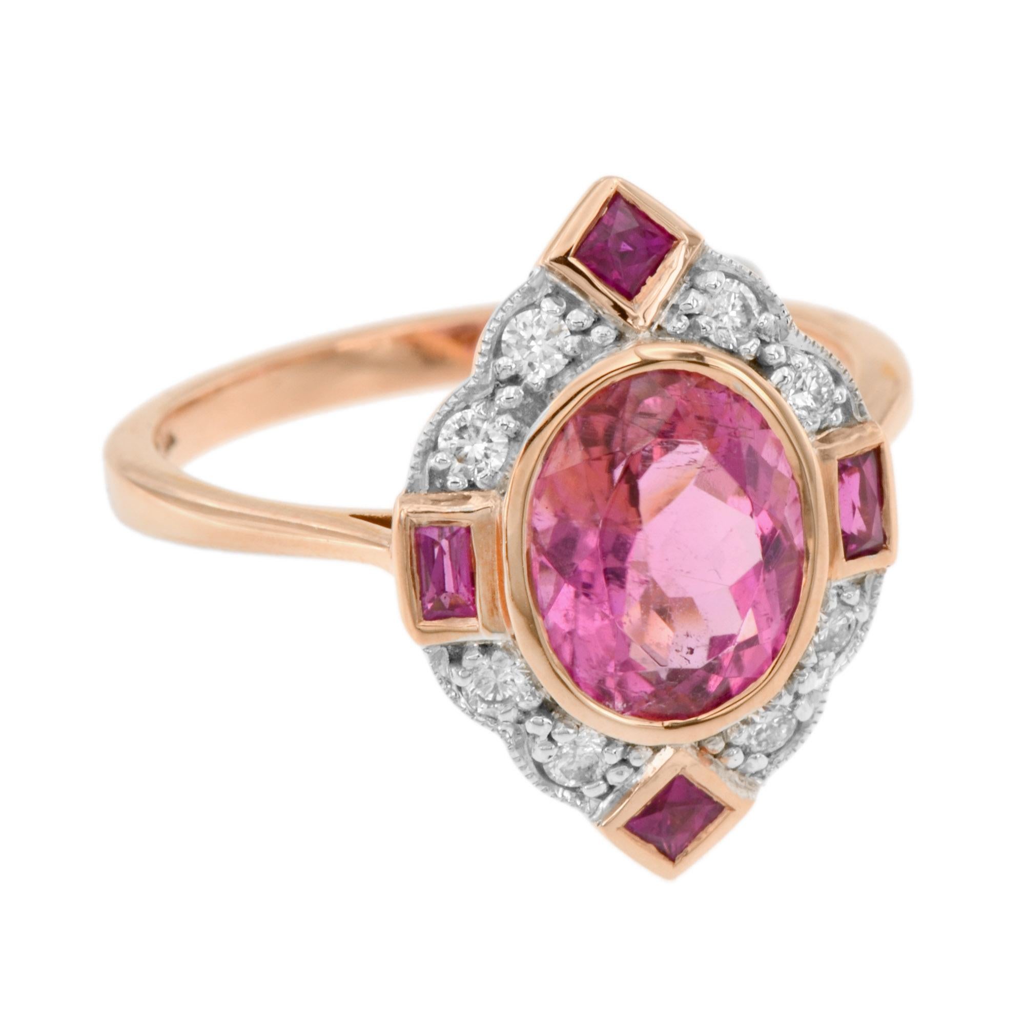 Cette bague contemporaine fantaisiste d'inspiration Art déco est ornée d'une opulente tourmaline ovale rose vif de 2,20 carats entourée de diamants ronds et de rubis étincelants. Cette pièce charmante est une parure idéale pour marquer une occasion
