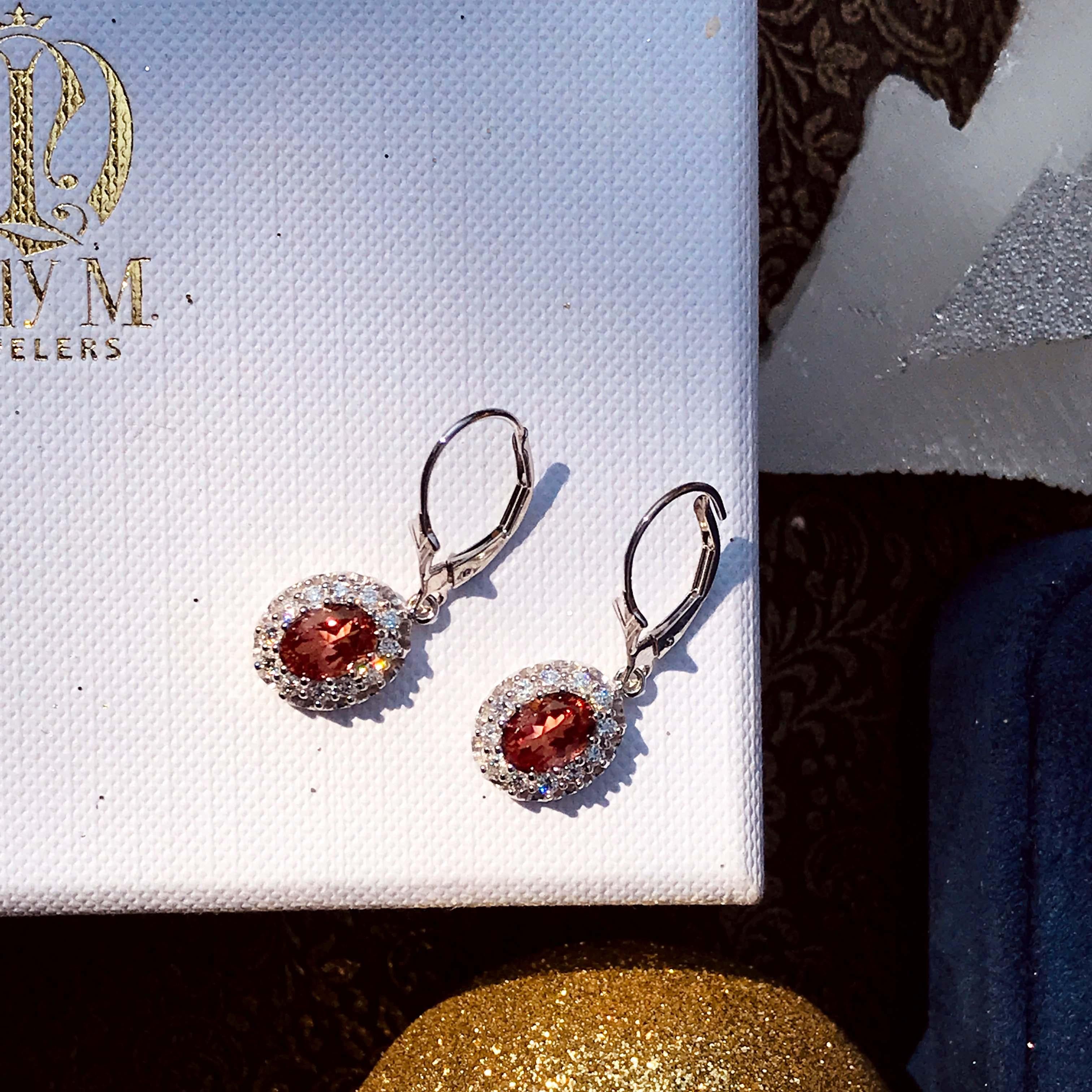Ohrringe aus 18 Karat Weißgold mit ovalem rosa Turmalin und Diamant-Halo (Ovalschliff) im Angebot