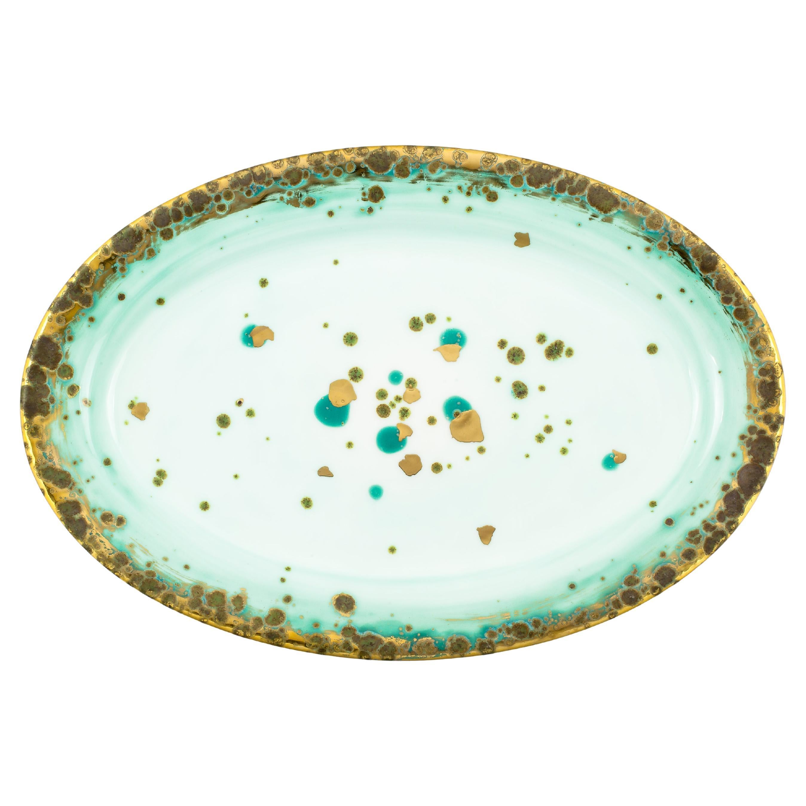 Vaisselle ovale contemporaine plaquée or et porcelaine peinte à la main