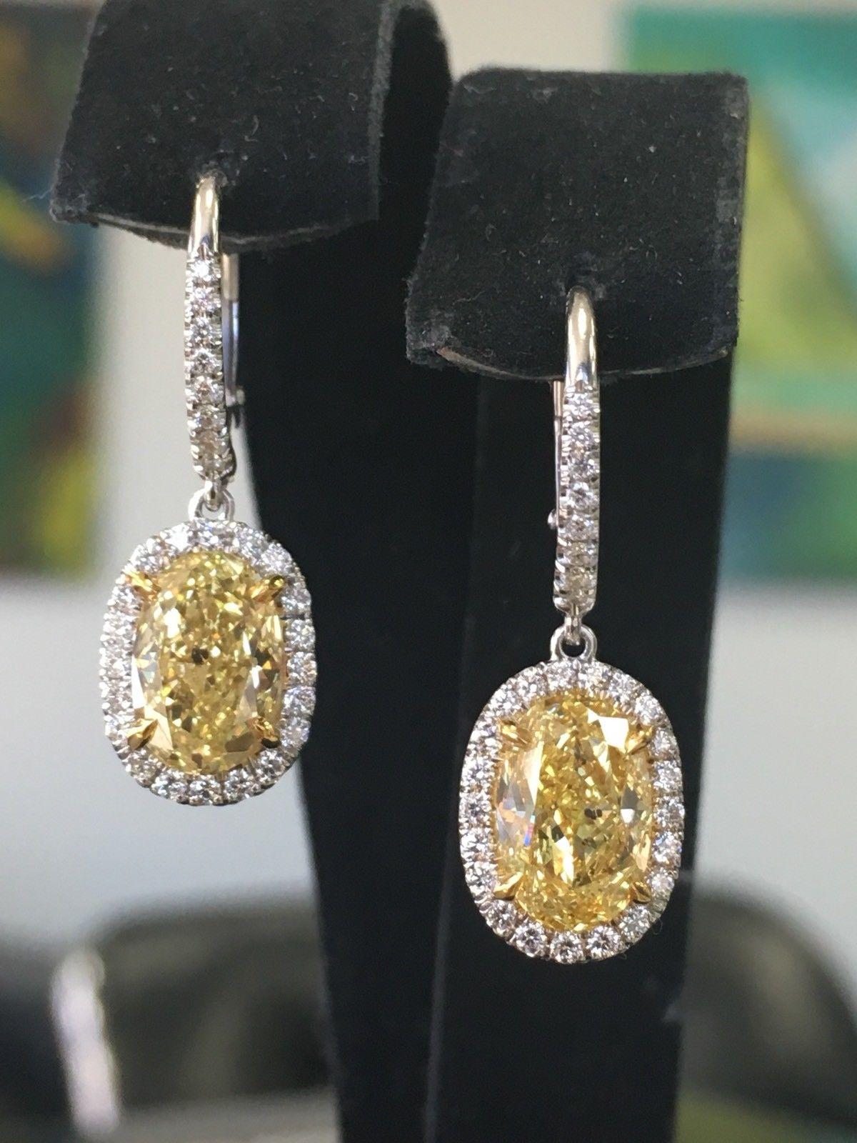Moderne moderne 3,09 Karat Platin GIA zertifizierte natürliche intensiv gelbe Diamant-Ohrringe (Ovalschliff) im Angebot