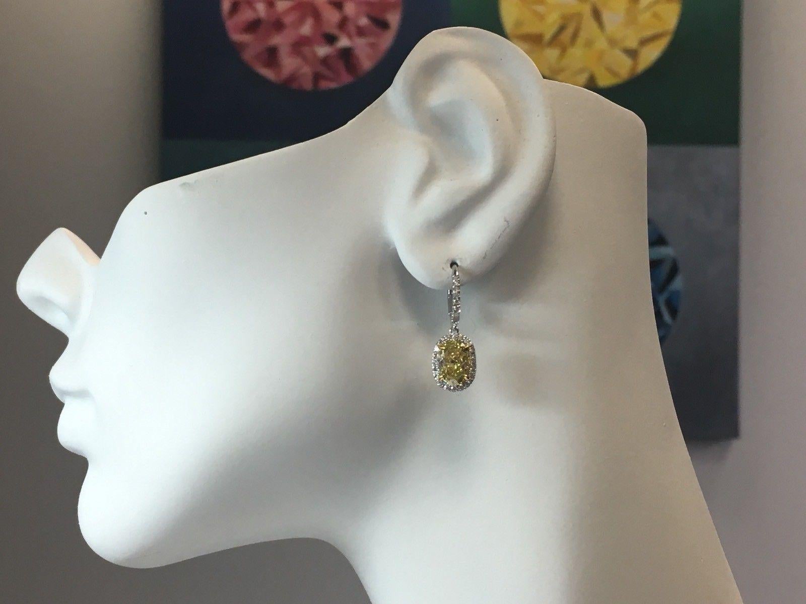 Moderne moderne 3,09 Karat Platin GIA zertifizierte natürliche intensiv gelbe Diamant-Ohrringe im Angebot 1
