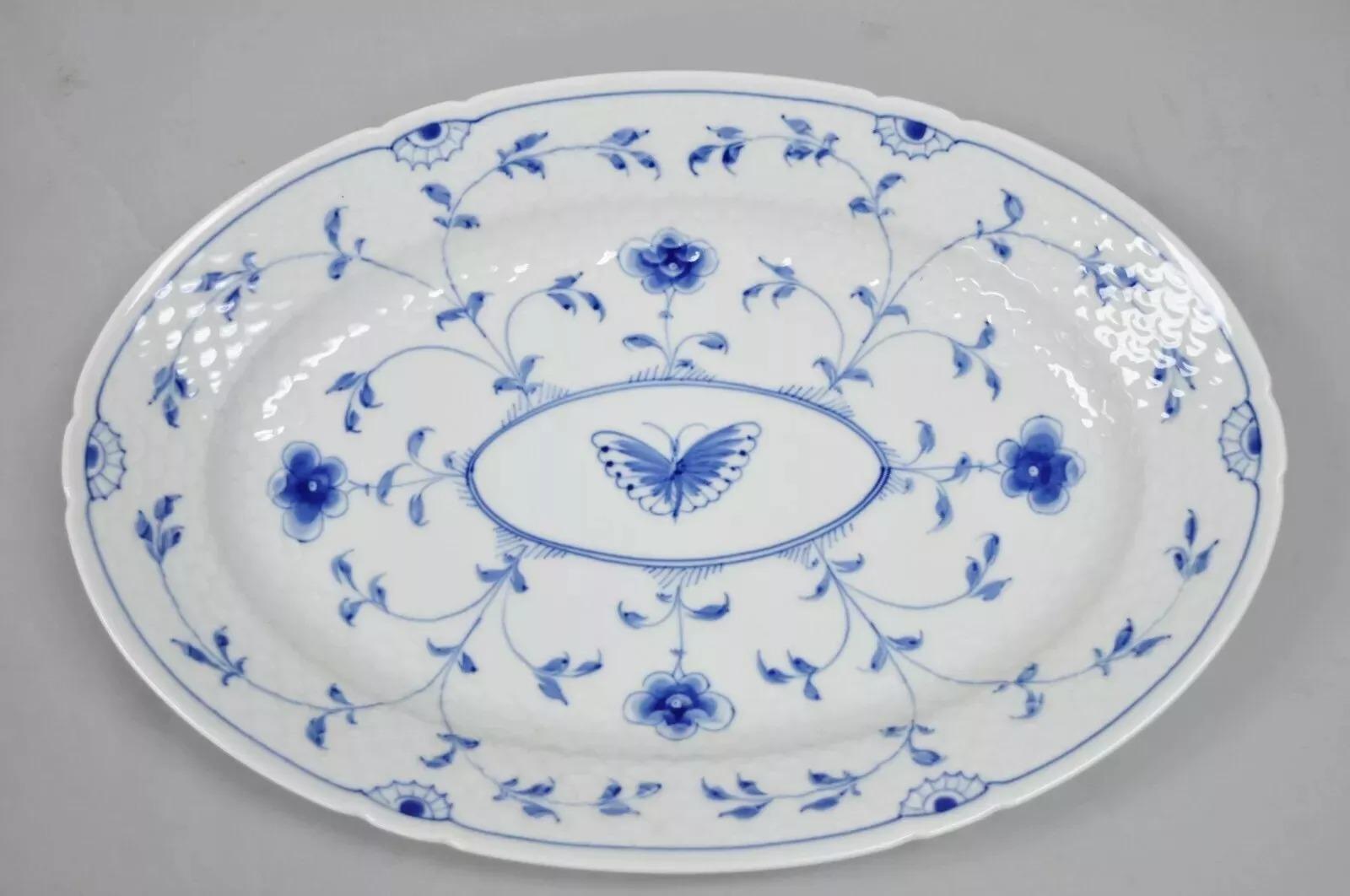 Plato ovalado 16 Bing y Grondahl B&G Kjøbenhavn Dinamarca Encaje de mariposa Azul. El artículo está marcado con 16 en la parte inferior. Principios del siglo XX. Medidas: 1,75