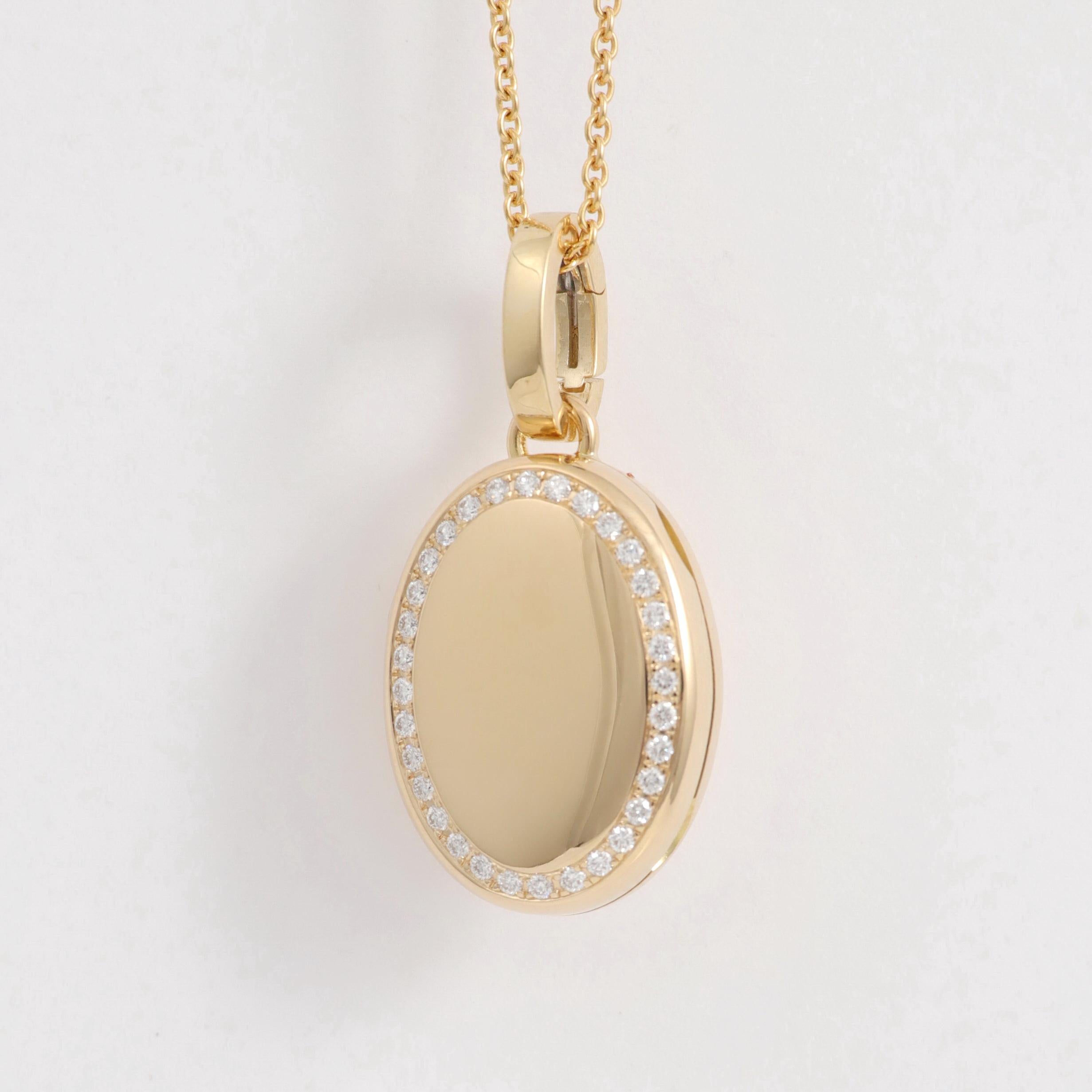 Victor Mayer pendentif médaillon poli ovale personnalisable, or jaune 18k, Collection Sals, 32 diamants, total 0.24 ct, H VS, taille brillant, mesures app. 20 mm x 15 mm

A propos du créateur Victor Mayer
Victor Mayer est internationalement reconnu