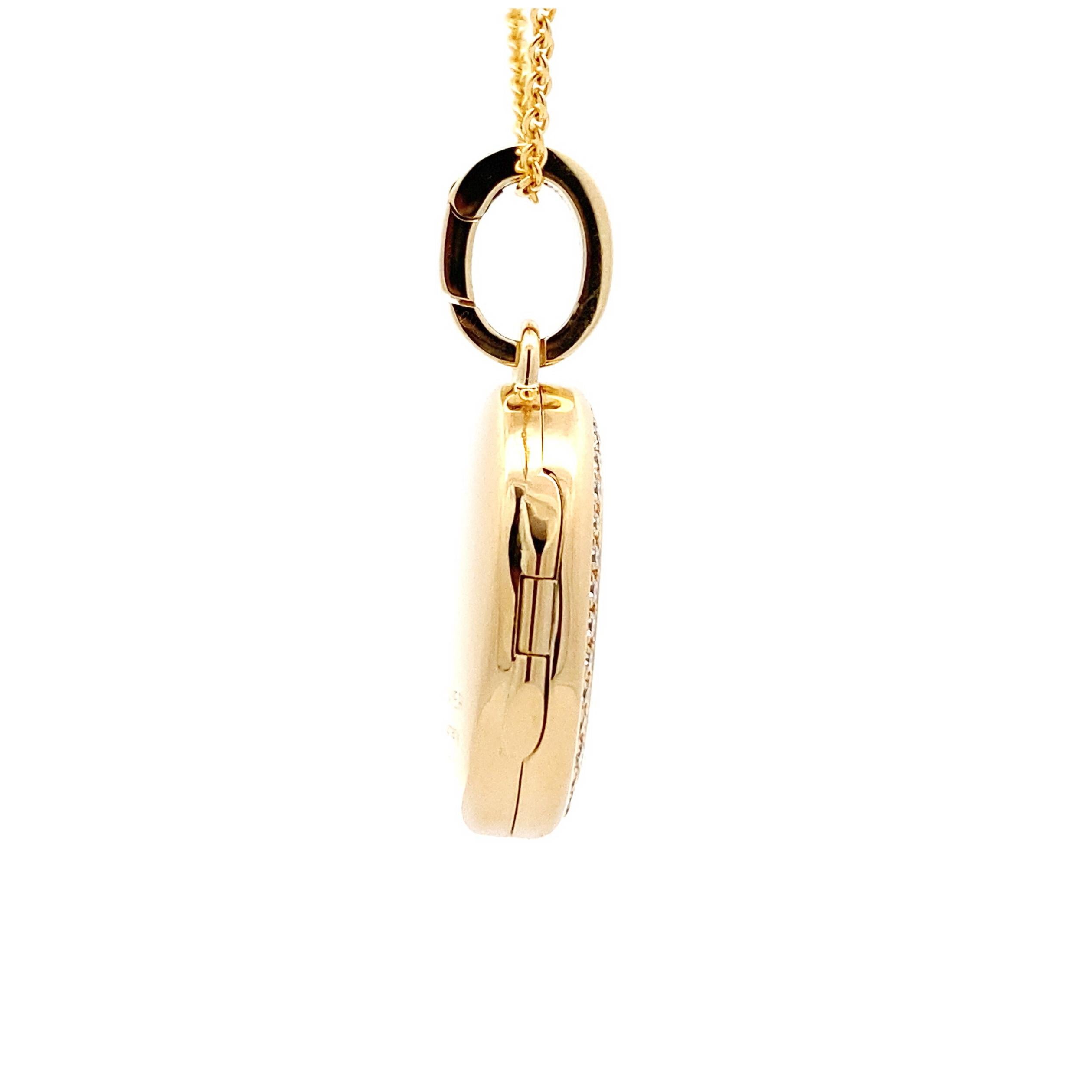Taille brillant Pendentif médaillon ovale poli en or jaune 18 carats - 32 diamants 0,24 carat H VS en vente