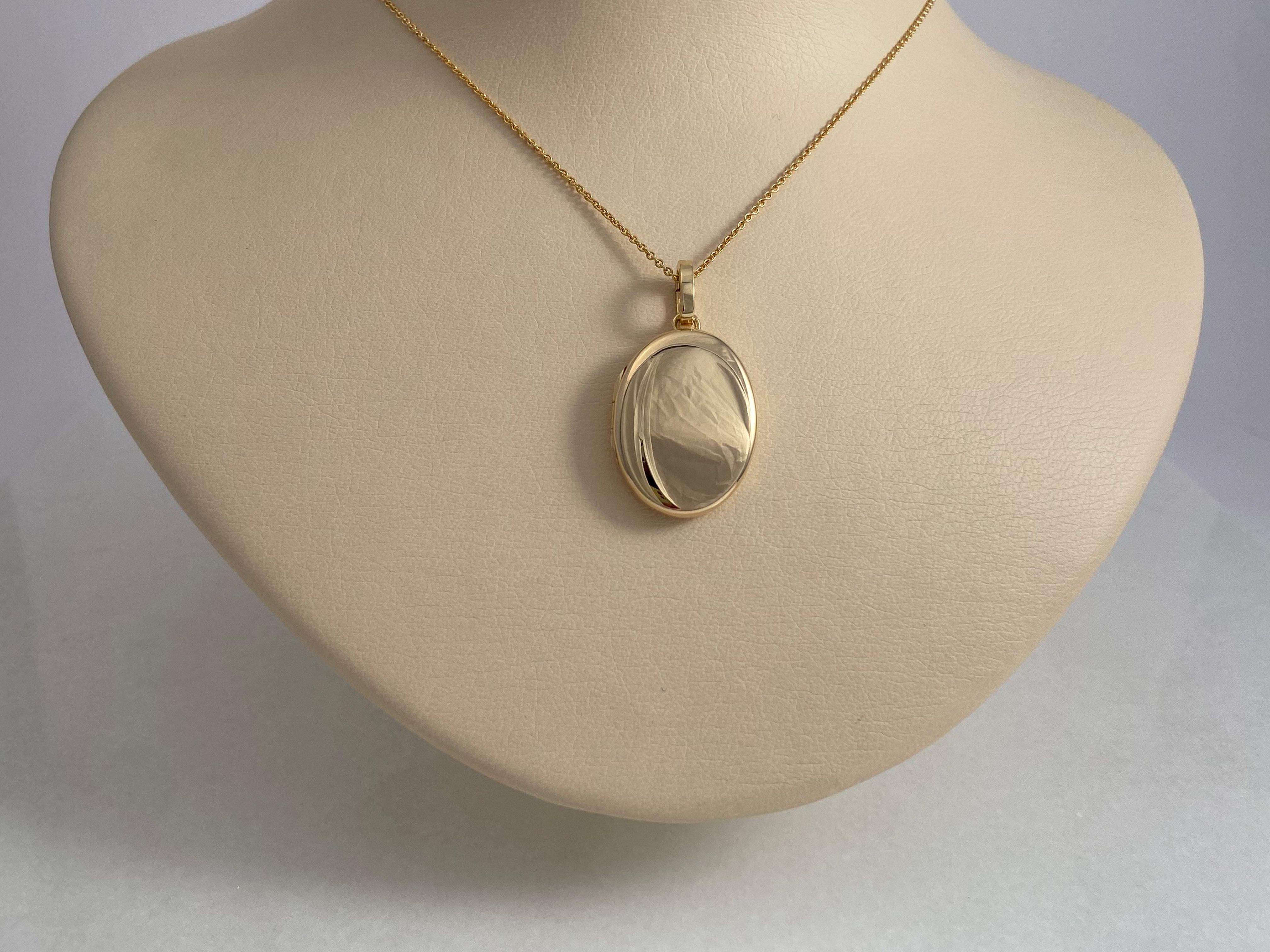 Oval Polished Locket Pendant, 18k Yellow Gold, Two Pictures For Sale 1