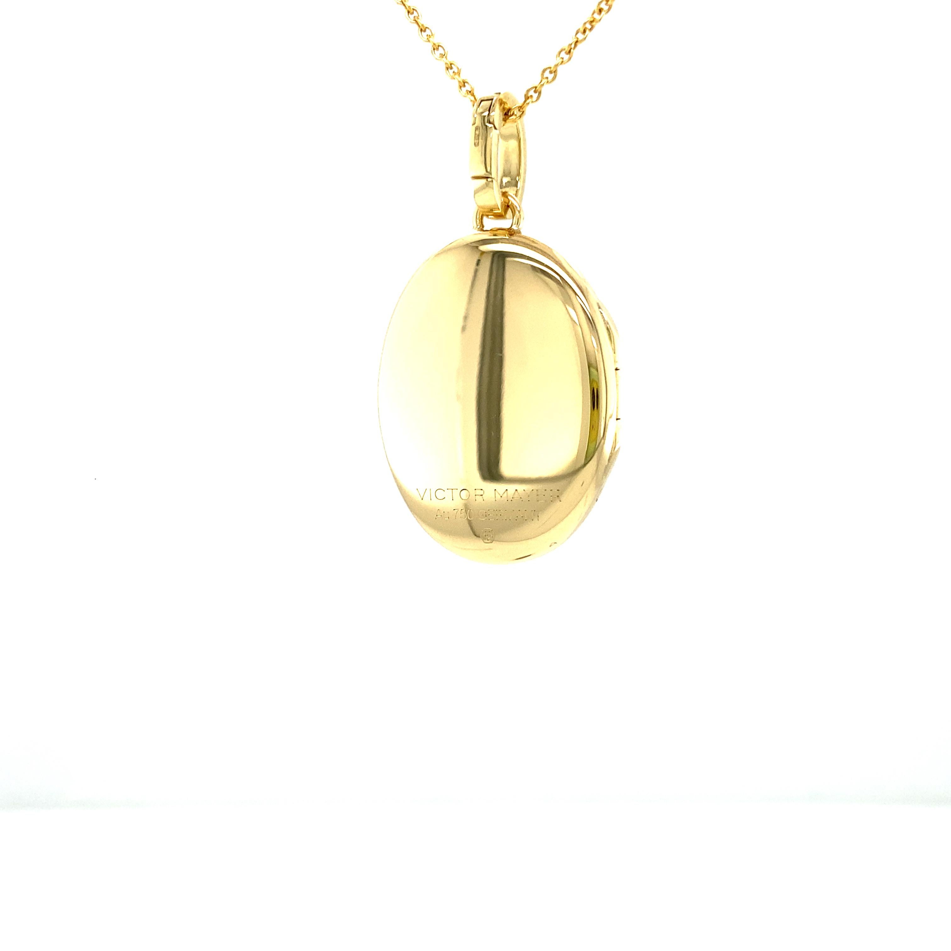 Oval Polished Locket Pendant Necklace - 18k Yellow Gold - 17 mm x 27 mm In New Condition For Sale In Pforzheim, DE