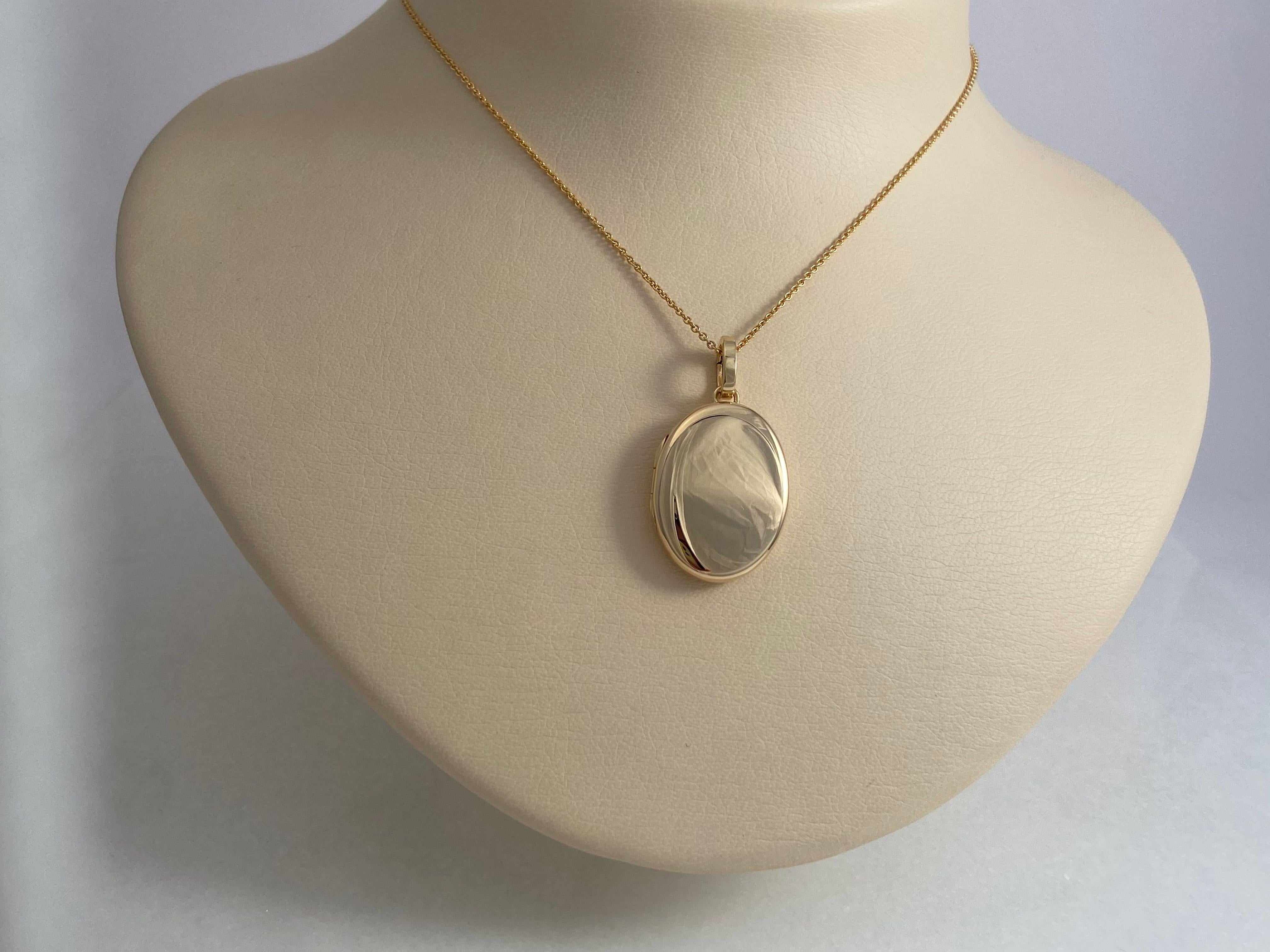 Oval Polished Locket Pendant Necklace - 18k Yellow Gold - 17 mm x 27 mm For Sale 1
