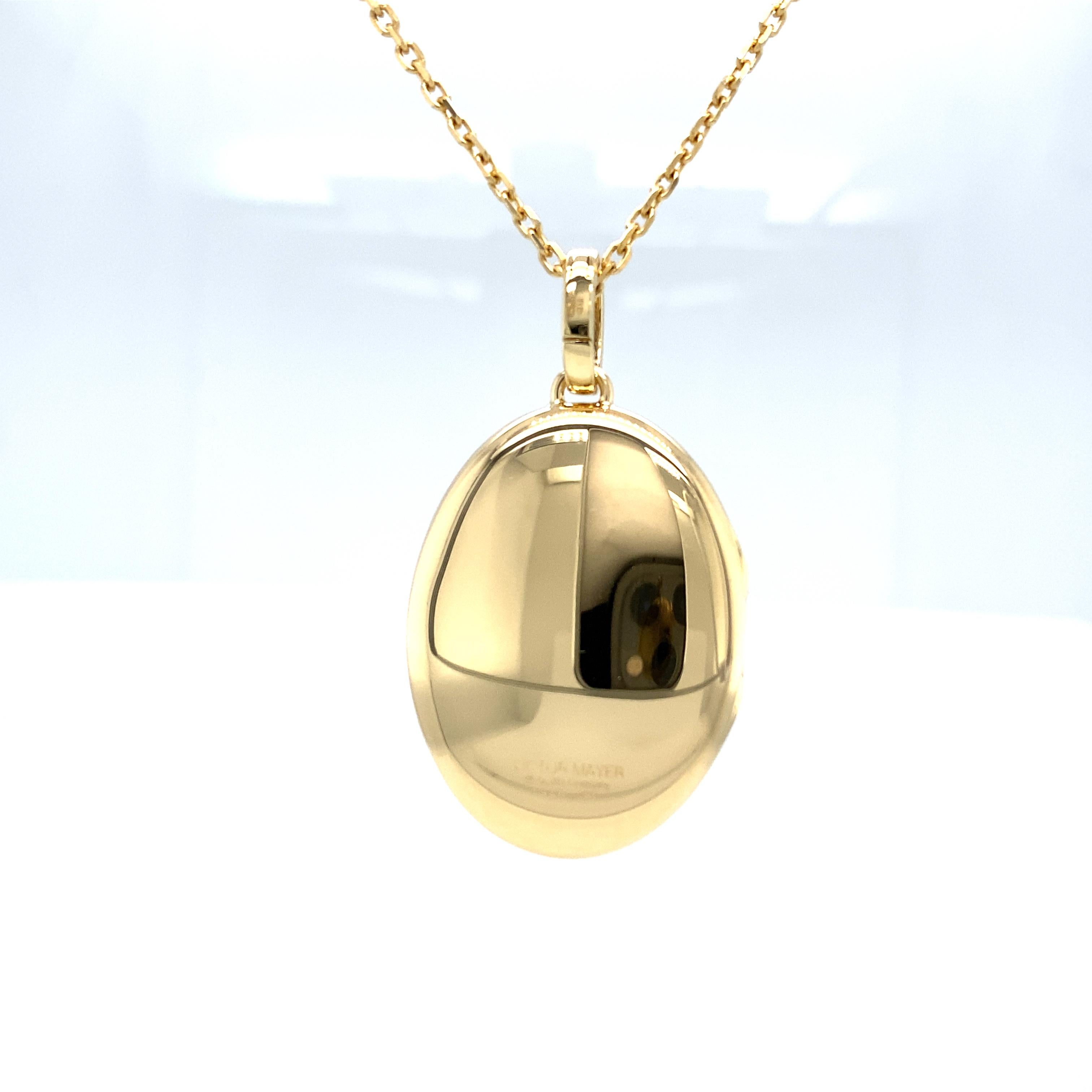 Oval Polished Locket Pendant Necklace - 18k Yellow Gold - 9 Diamonds 0.14ct G VS For Sale 4