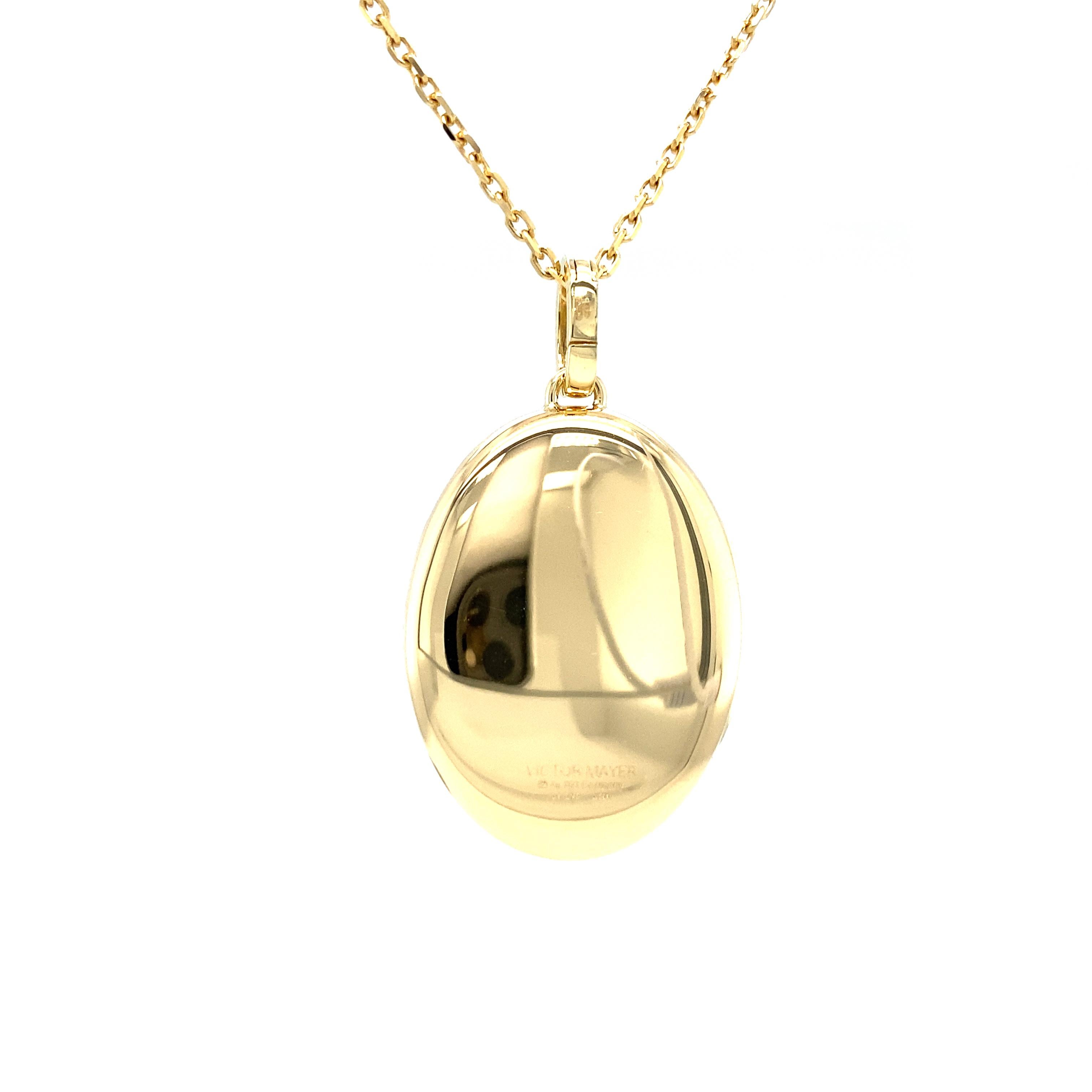 Oval Polished Locket Pendant Necklace - 18k Yellow Gold - 9 Diamonds 0.14ct G VS For Sale 2