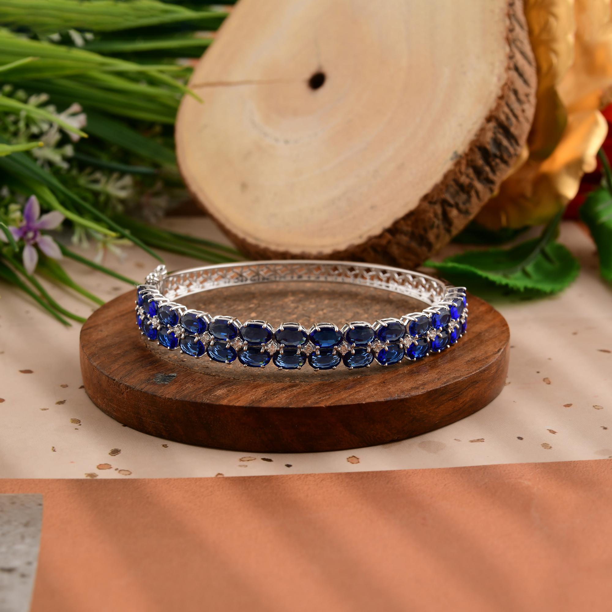 Pulsera brazalete con zafiro ovalado procesado y diamante natural en oro blanco de 18 quilates en venta 4