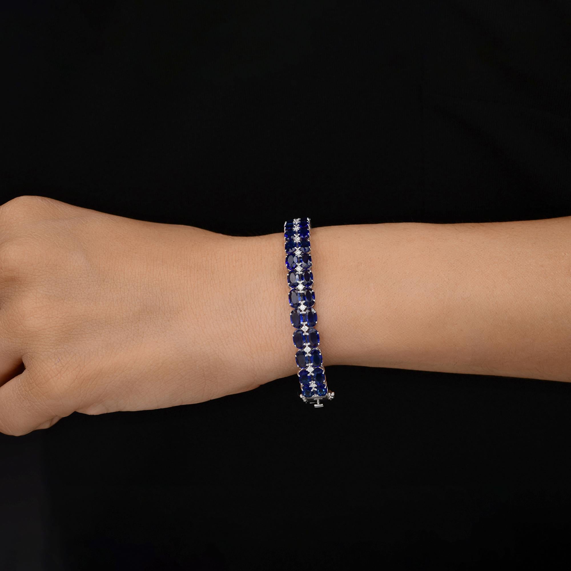 Fundida en oro de 18 quilates, esta exquisita pulsera está hecha a mano con 0,28 quilates de diamantes y 9,50 quilates de zafiros azules procesados.

SIGUE LA TIENDA DE SPECTRUM JEWELS para ver la última colección y piezas exclusivas. Spectrum
