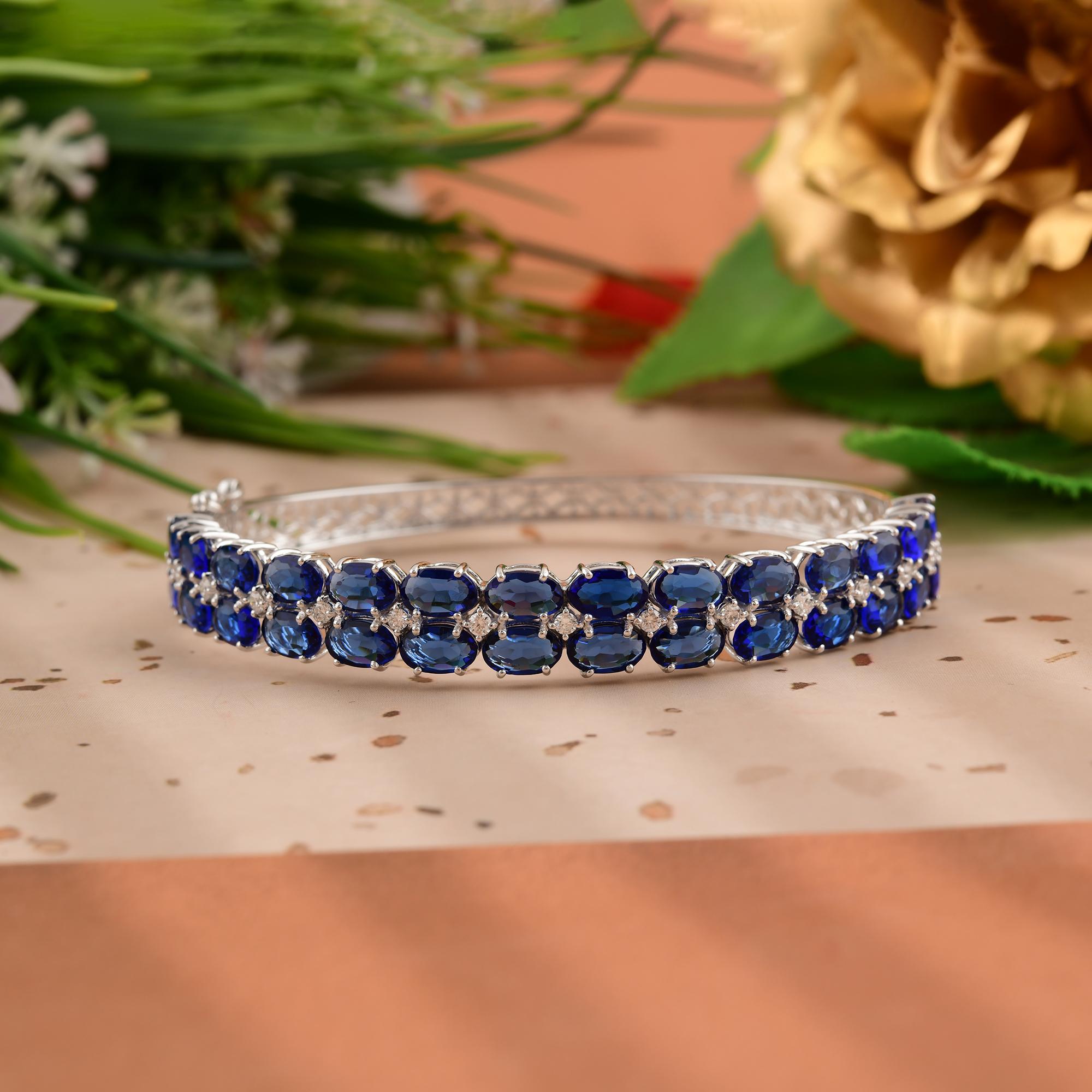 Pulsera brazalete con zafiro ovalado procesado y diamante natural en oro blanco de 18 quilates en venta 3