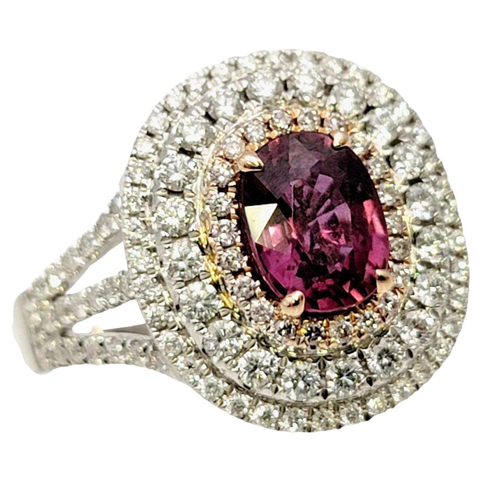 Bague cocktail en or blanc et rose avec saphir violet ovale et triple halo de diamants