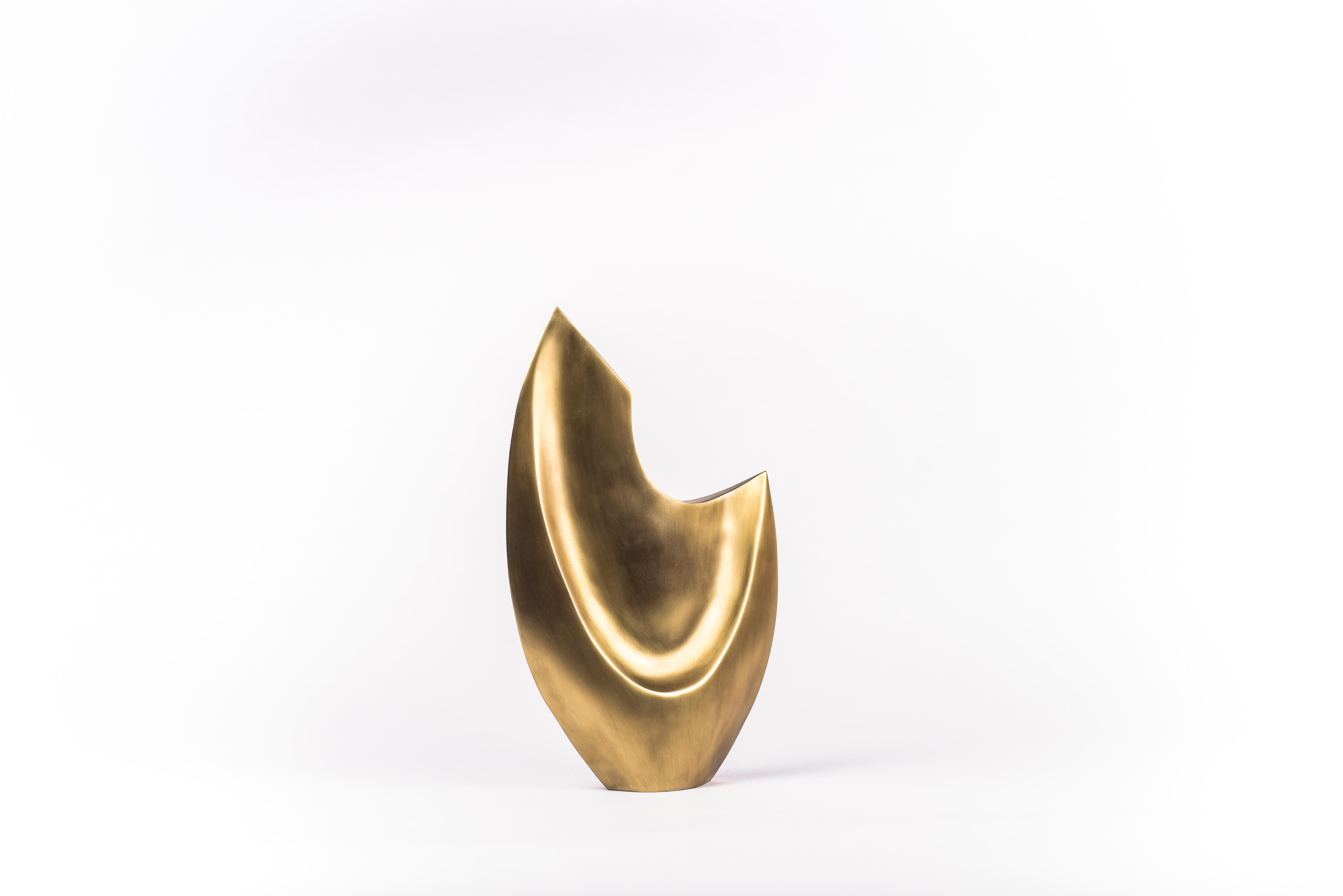 Patrick Coard Paris bringt eine einzigartige und wunderschöne Kollektion von Skulpturen auf den Markt. Die Oval Queen ist geometrisch und schlank mit zarten, aber definierten Details. Das Stück ist komplett handgefertigt aus Bronze-Patina-Messing.