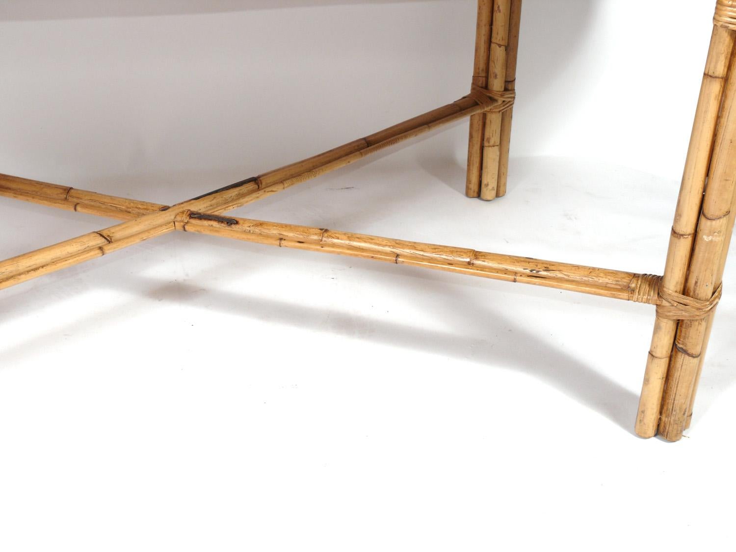 Américain Table de salle à manger ovale en rotin en vente
