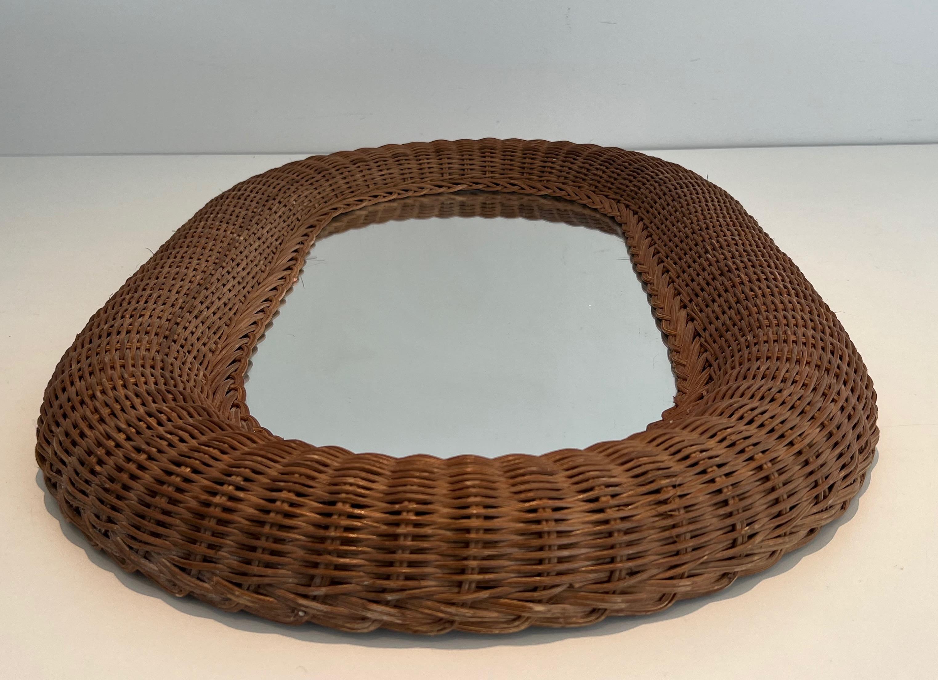 Oval rattan mirror. French work. Circa 1970 In Good Condition For Sale In Marcq-en-Barœul, Hauts-de-France
