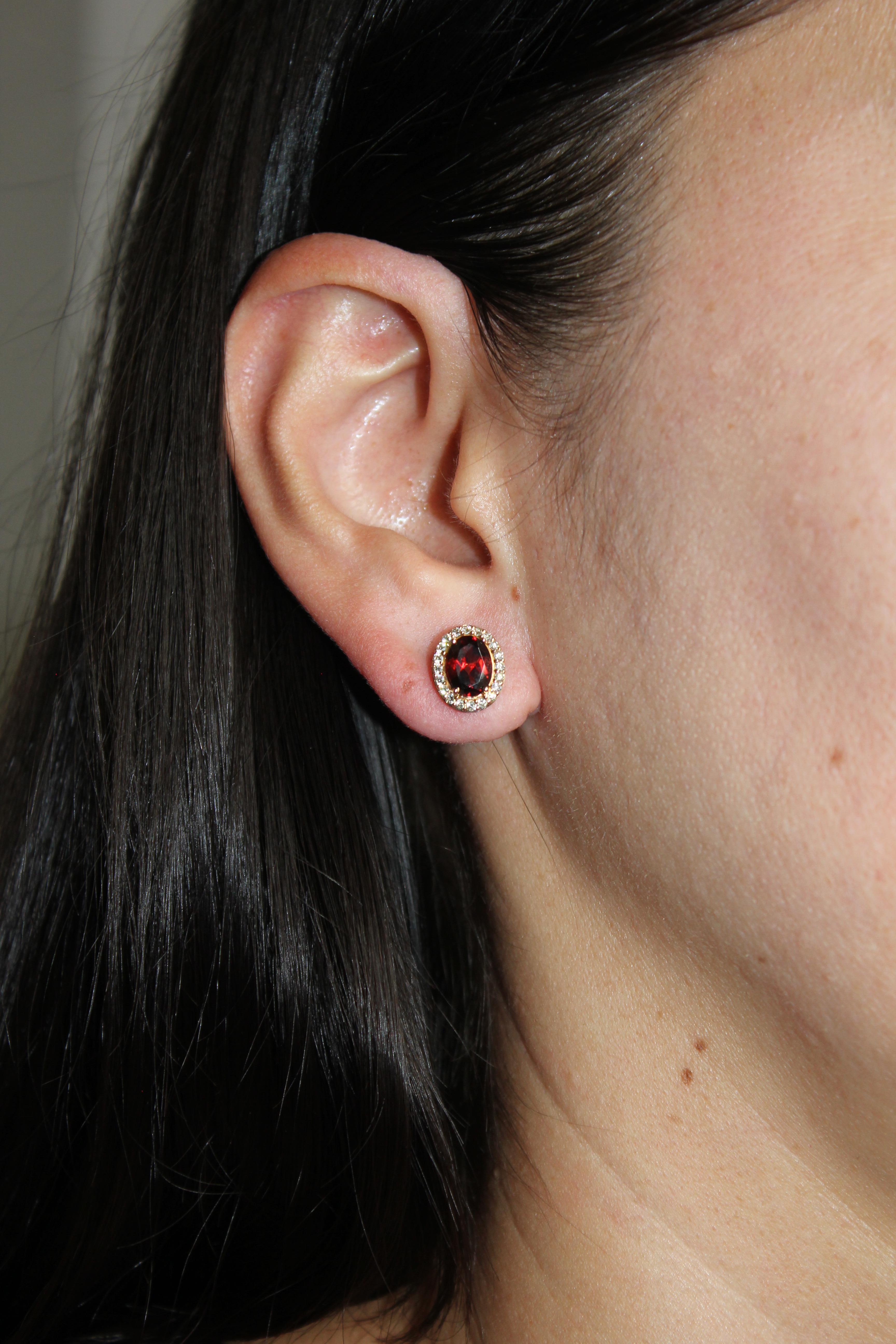 Clous d'oreilles uniques en or rose 18 carats avec grenat rhodolite rouge ovale et halo de diamants Neuf - En vente à Oakton, VA