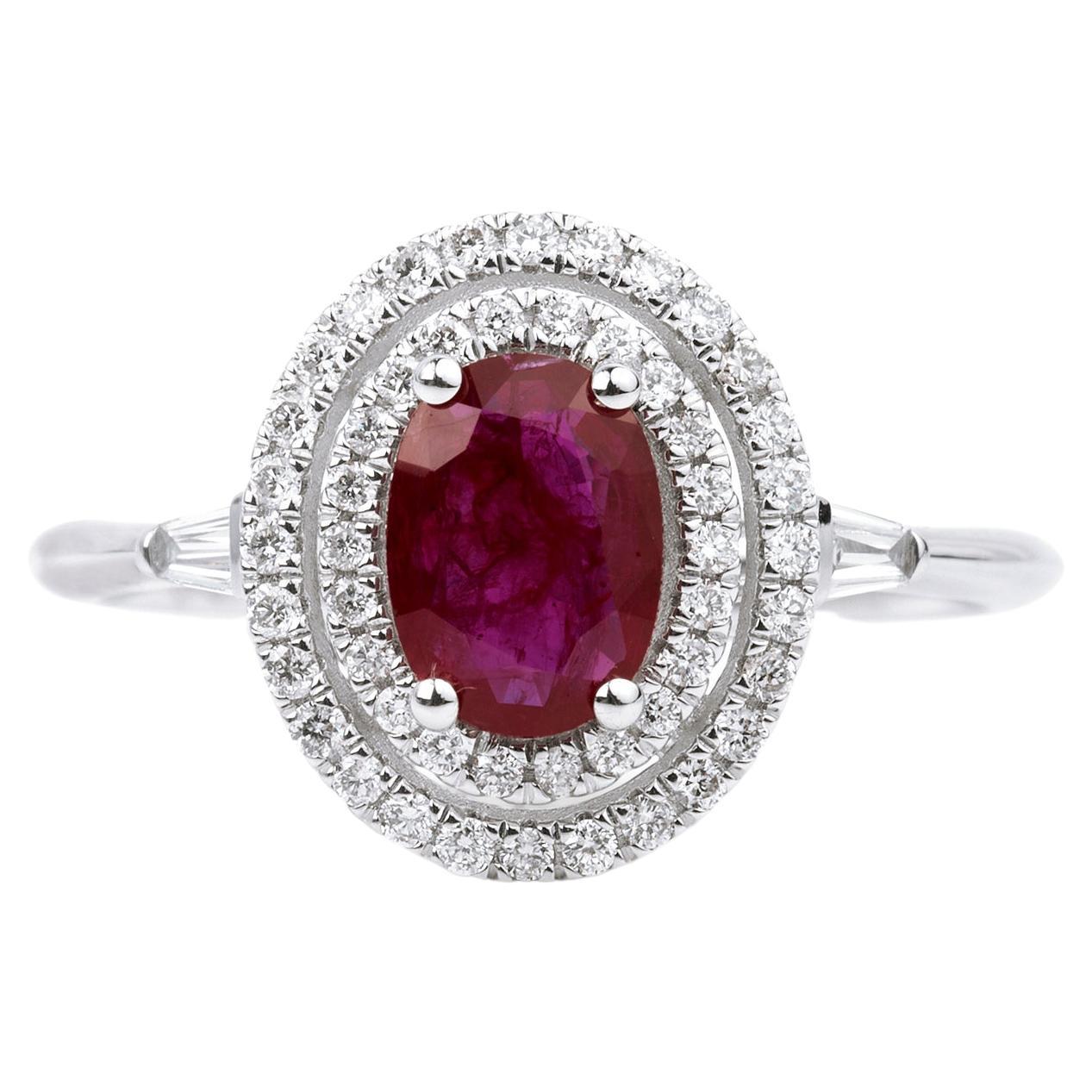 Bague de fiançailles en or blanc 18 carats avec rubis rouge ovale et diamants baguettes ronds et double halo 