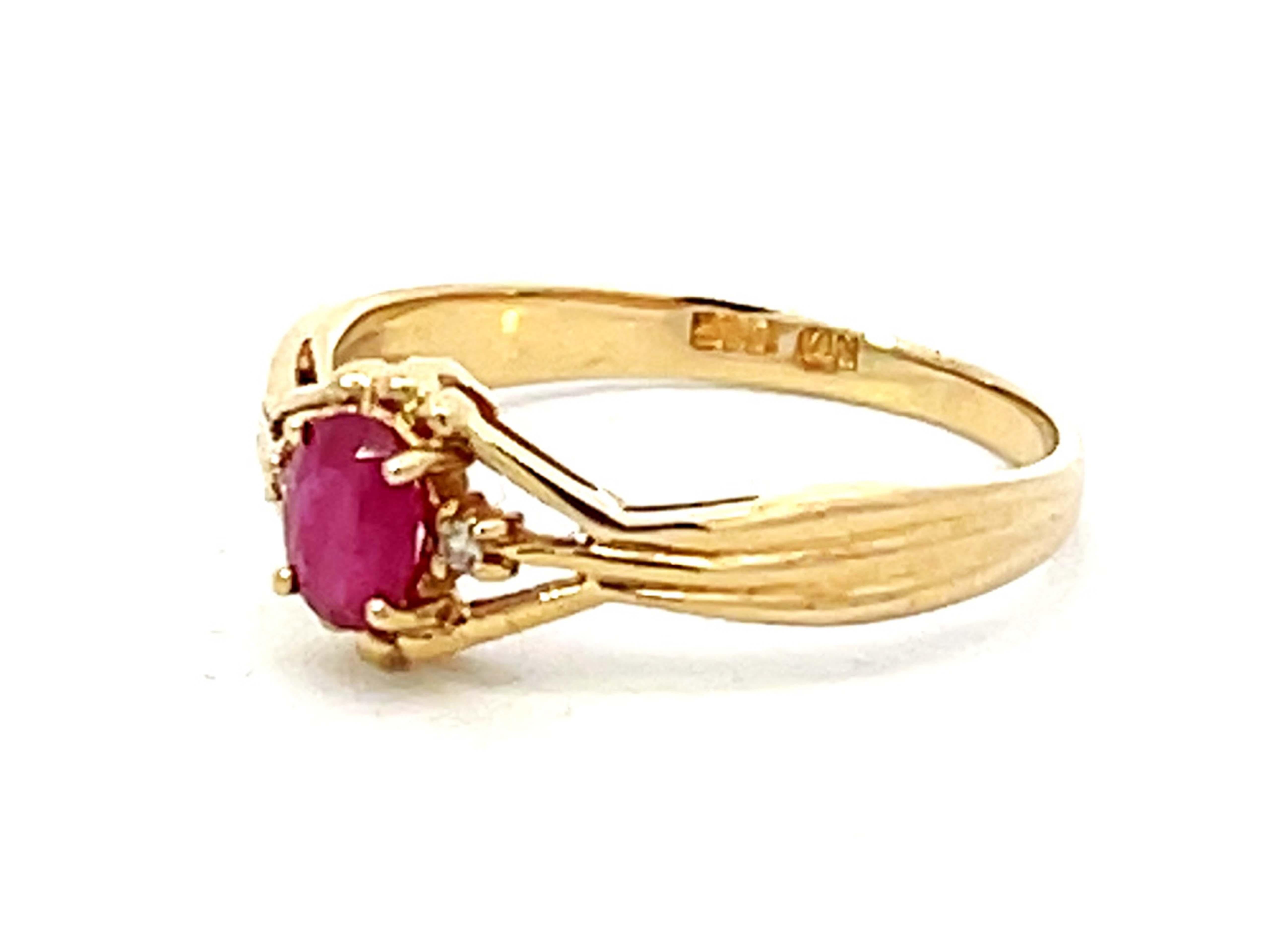 Anillo Oval de Diamantes Rubí Rojo en Oro Amarillo de 14k Corte brillante en venta