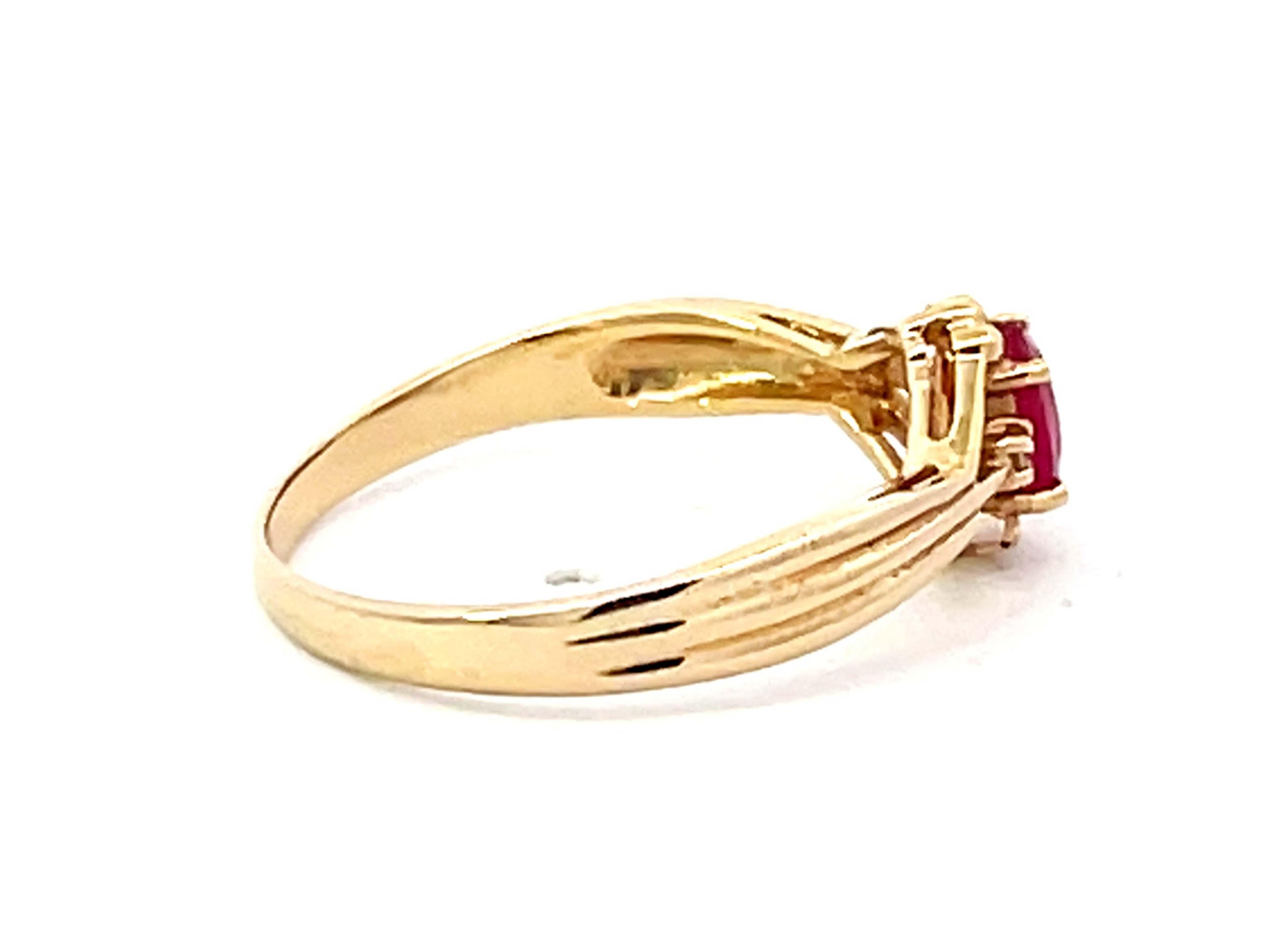 Oval Red Ruby Diamond Ring in 14k Yellow Gold In Excellent Condition For Sale In Honolulu, HI